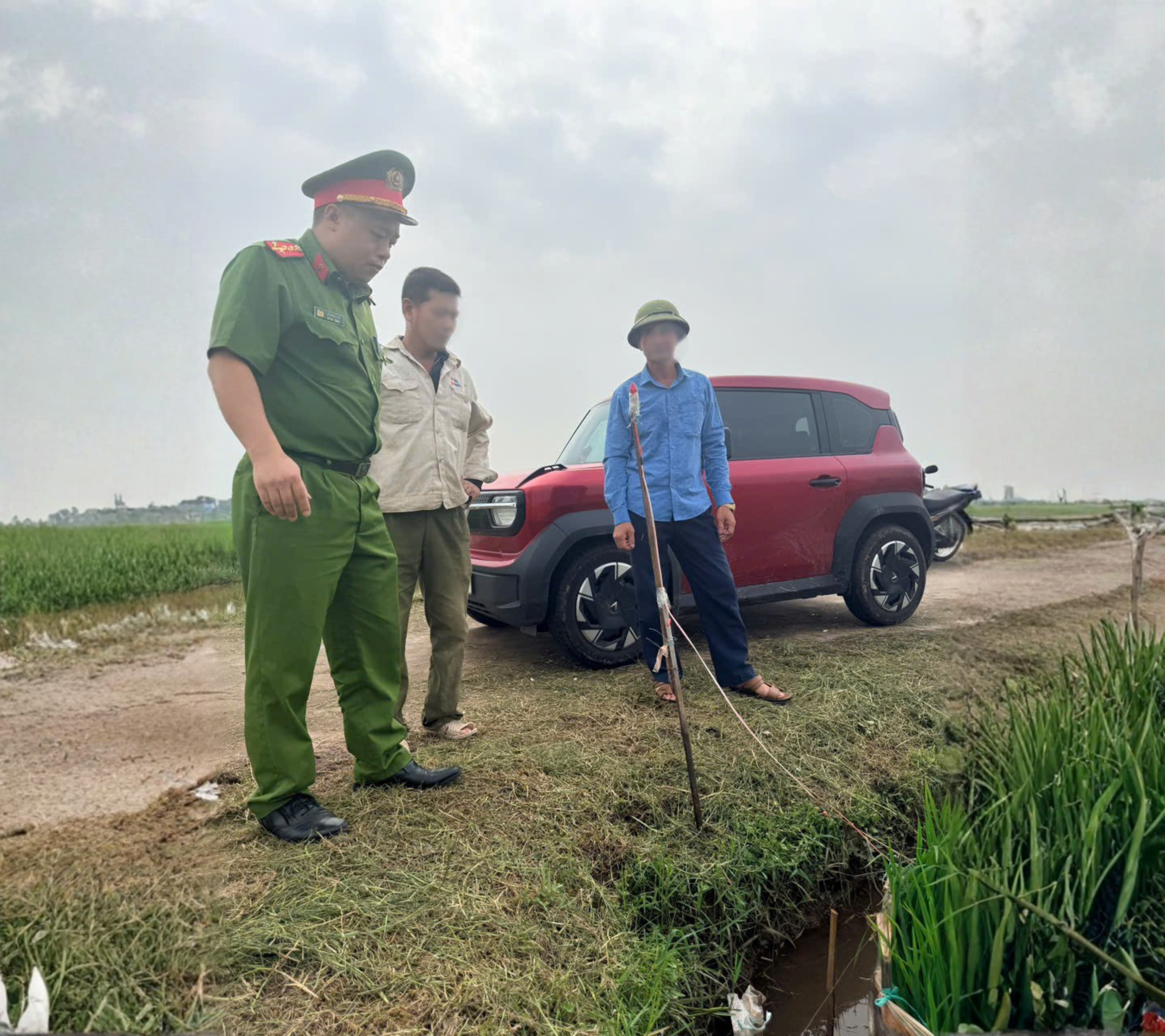 Công an xã Ái Quốc ra quân tuyên truyền, ngăn chặn hiểm họa từ việc sử dụng điện bẫy chuột bảo vệ lúa mùa