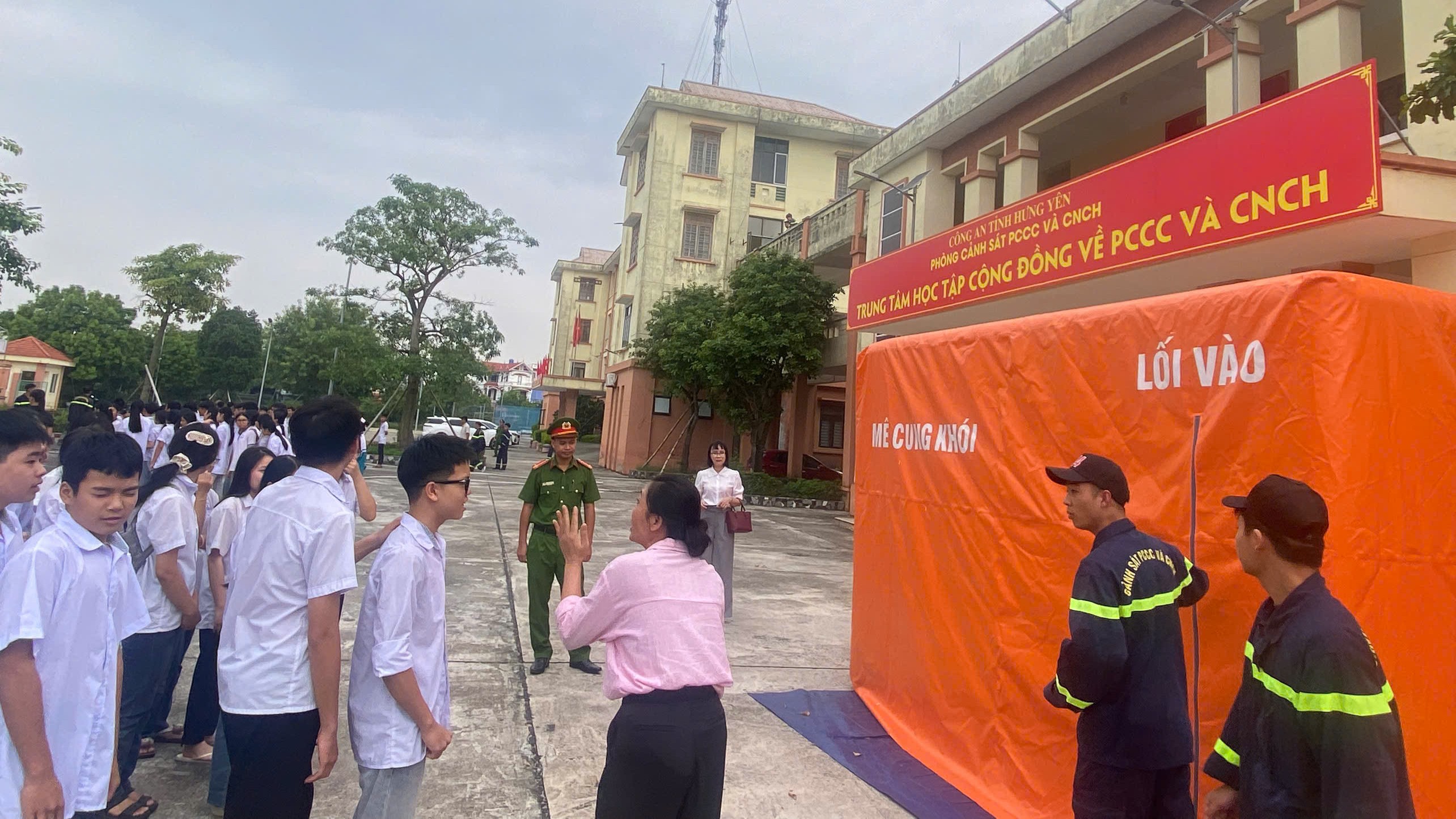 Công an xã Ái Quốc chủ động nâng cao kỹ năng PCCC và CNCH cho học sinh trên địa bàn