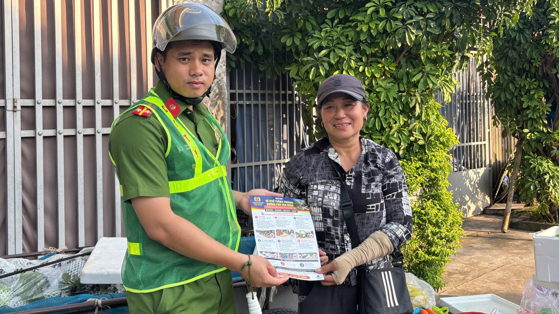 Công an xã Ái Quốc quyết liệt lập lại trật tự an toàn giao thông, trật tự công cộng