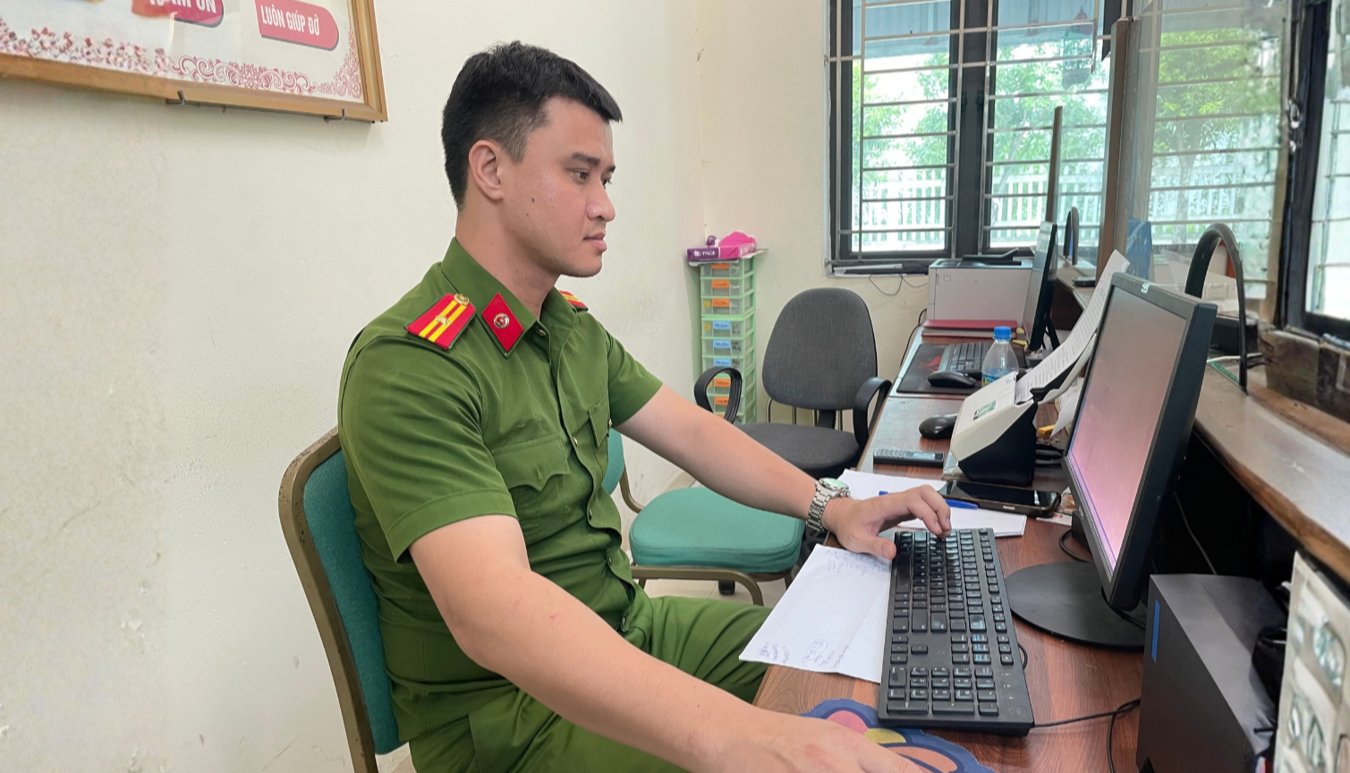 Công an xã Ái Quốc đẩy mạnh công tác số hóa hồ sơ, tài liệu cư trú – Nâng cao hiệu quả quản lý cư trú vì Nhân dân phục vụ