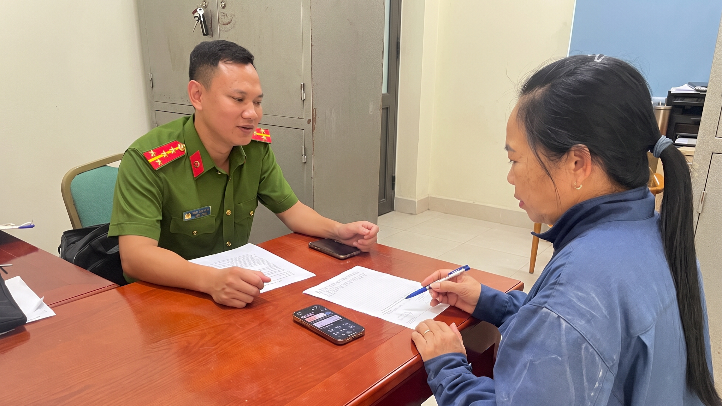 Công an xã Ái Quốc hỗ trợ người dân trả lại 31 triệu đồng do nhận chuyển khoản nhầm
