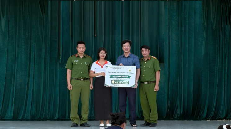 Công an xã Ái Quốc vận động, phối hợp trao tặng học bổng trị giá 360 triệu đồng cho học sinh trên địa bàn