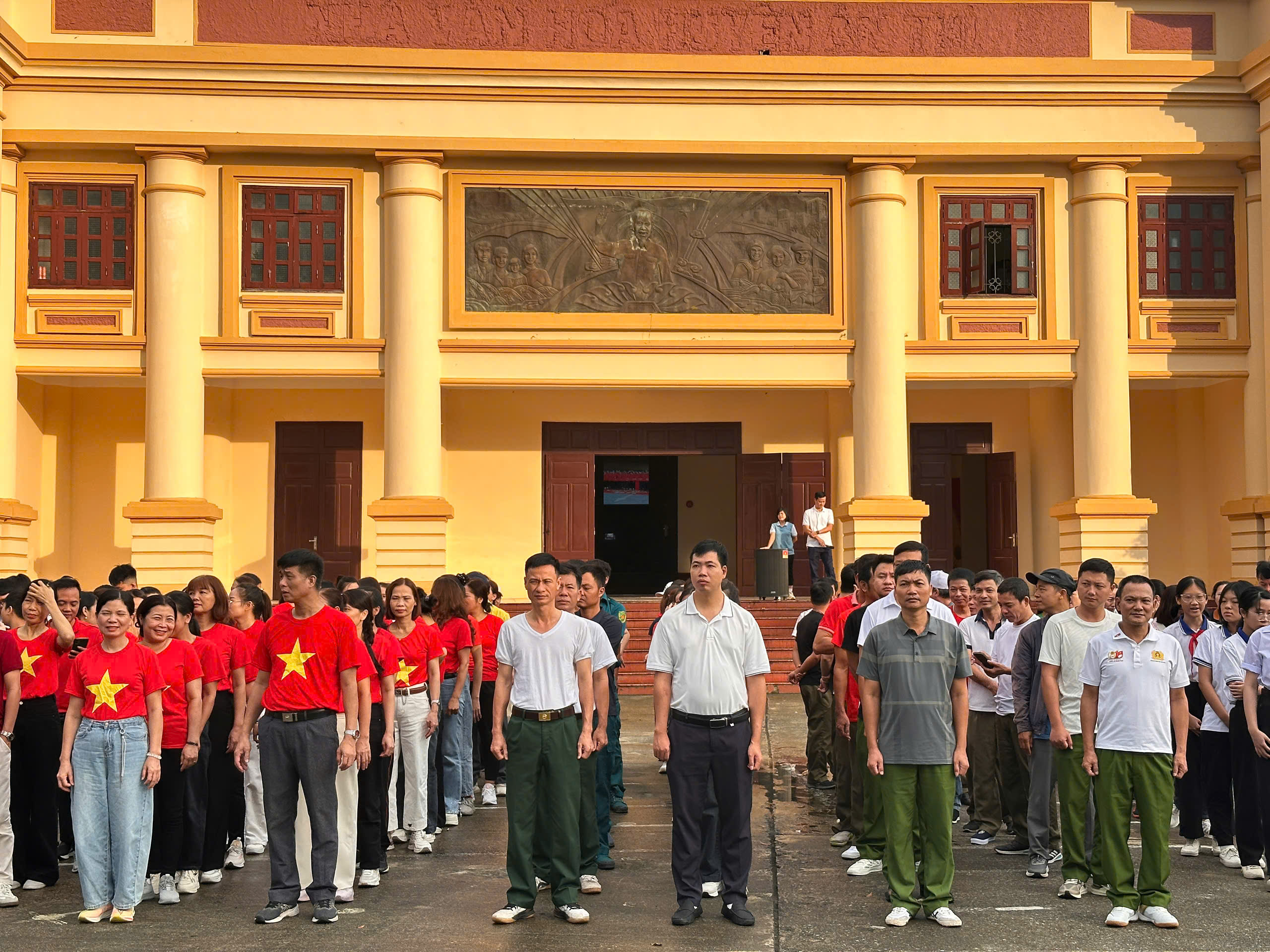 Công an xã Ân Thi phối hợp tổ chức chương trình đi bộ toàn quốc “Cùng Việt Nam tiến bước”