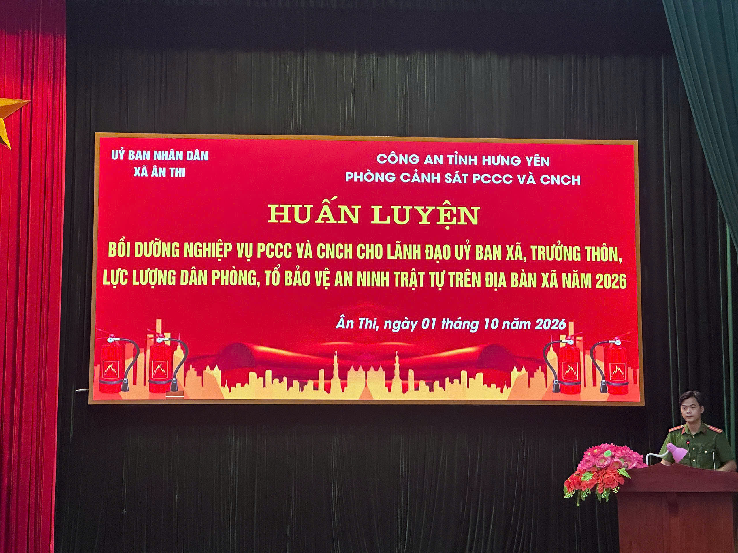 Công an xã Ân Thi phối hợp với Phòng Cảnh sát phòng cháy chữa cháy và cứu nạn cứu hộ tổ chức lớp bồi dưỡng, tập huấn nghiệp vụ phòng cháy, chữa cháy cho gần 140 học viên