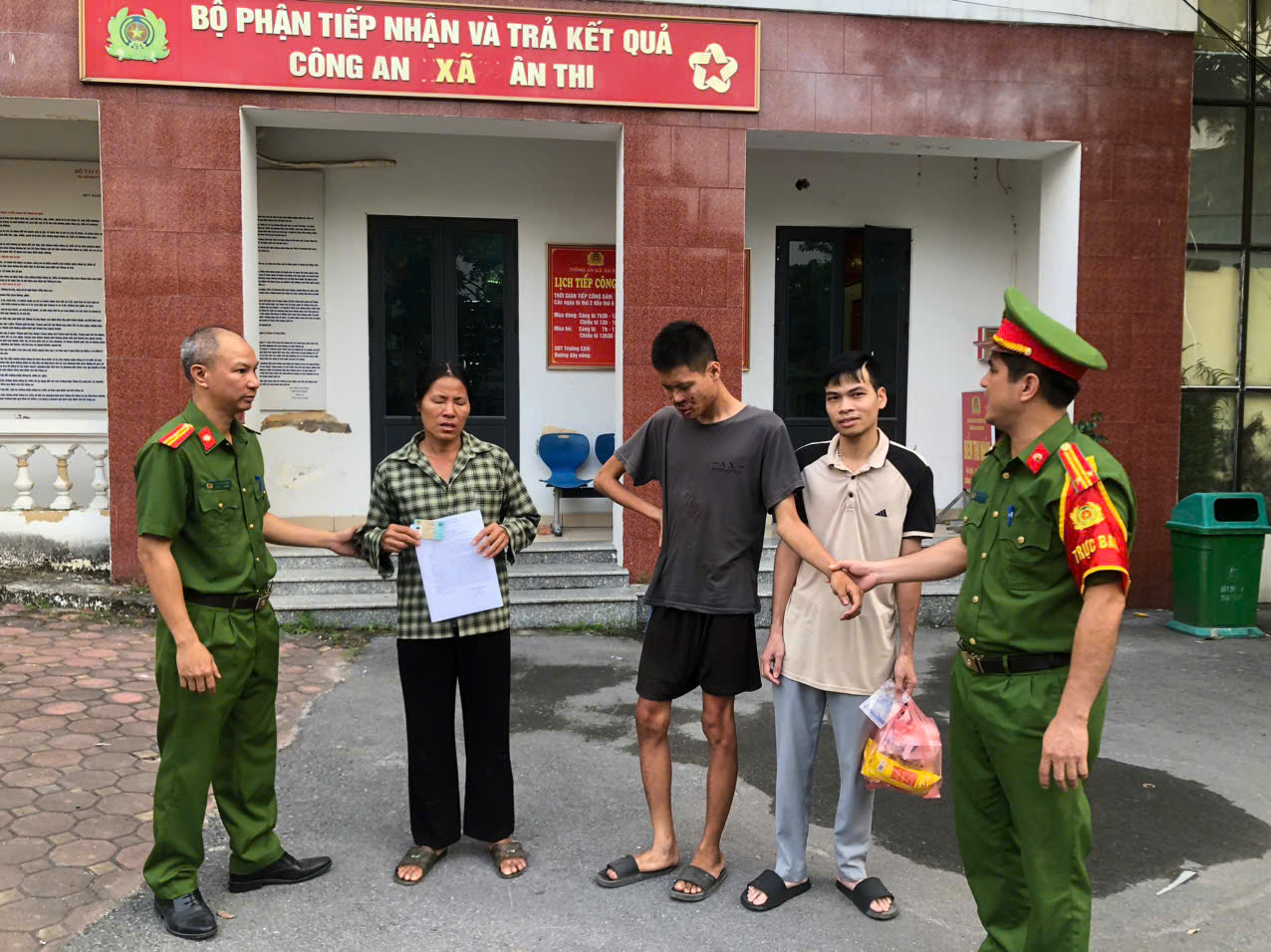 Công an xã Ân Thi kịp thời hỗ trợ công dân đi lạc về đoàn tụ cùng gia đình