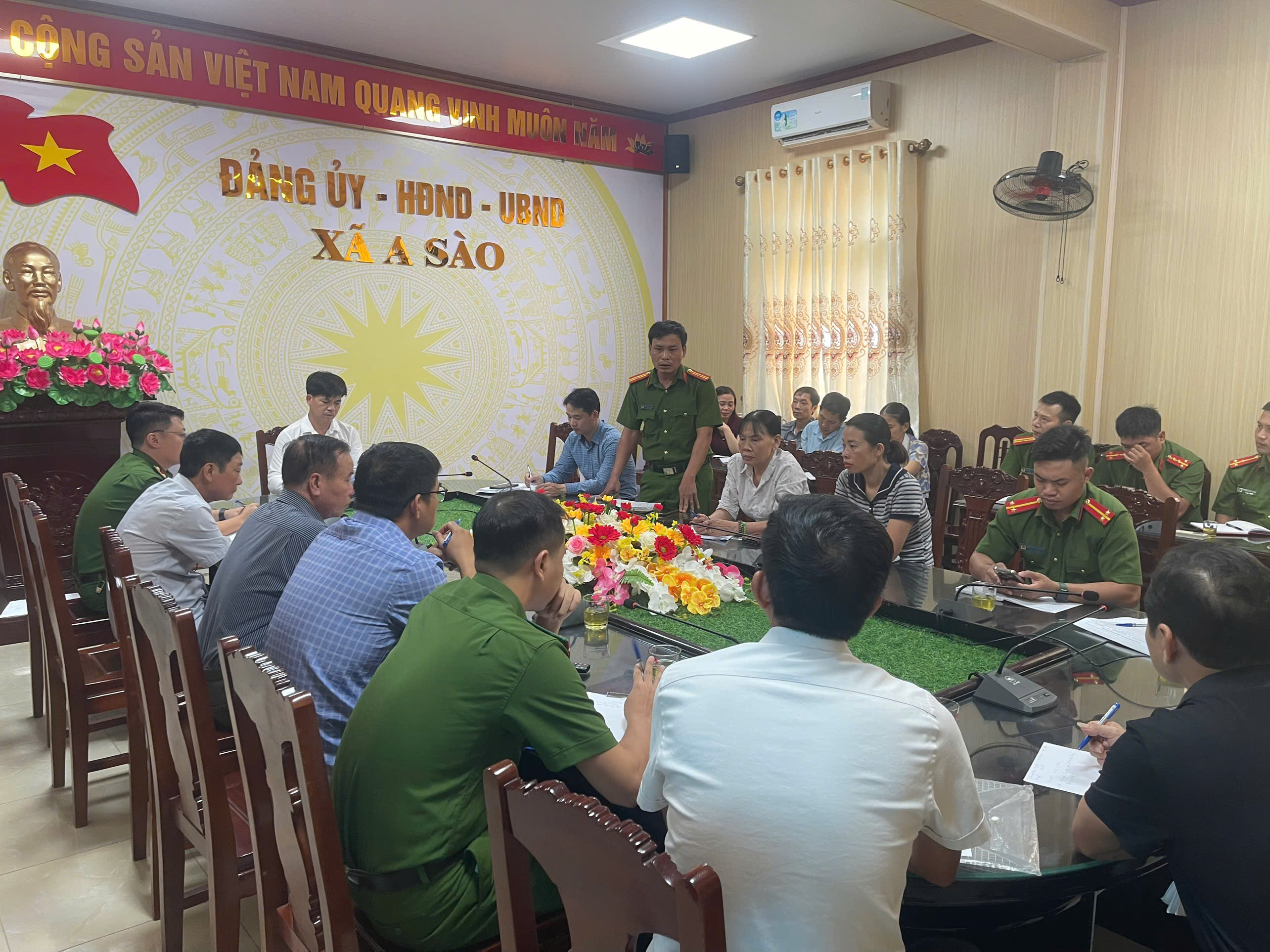 Công an xã A Sào tham mưu Ủy ban nhân dân xã sơ kết cao điểm triển khai cấp thẻ Căn cước, tài khoản định danh điện tử; kích hoạt, sử dụng, tích hợp đầy đủ các loại giấy tờ lên VNeID và cài đặt, sử dụng ứng dụng “Báo cháy 114”