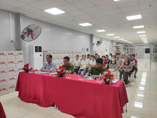 Công an xã A Sào phối hợp với Công ty TNHH SX & TM Dũng Thắng ra mắt mô hình “Cổng Công ty an toàn giao thông”