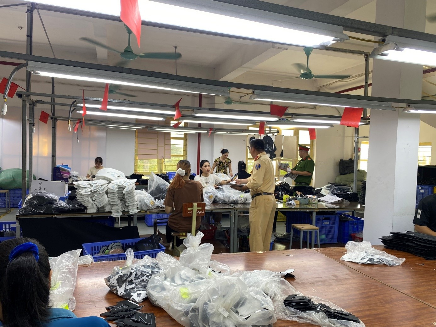 Công an xã A Sào phối hợp với Trạm CSGT Cầu Nghìn tuyên truyền, phổ biến pháp luật tại công ty Đức Mạnh và công ty An Thịnh