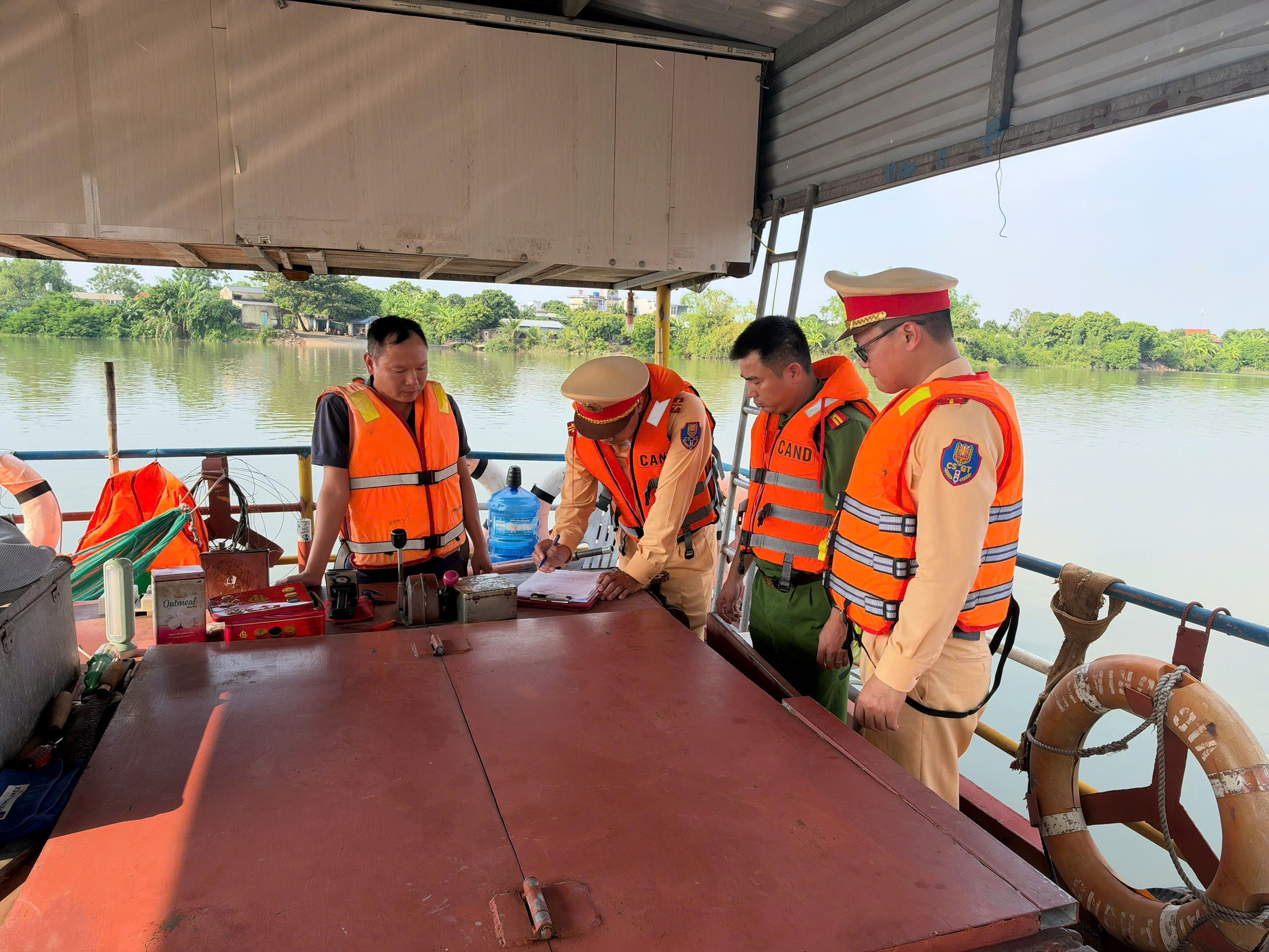 Công an xã A Sào phối hợp với Trạm Cảnh sát giao thông Bến Hiệp kiểm tra các bến khách ngang sông trên địa bàn