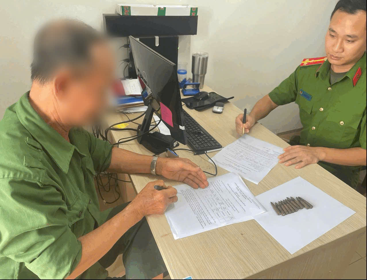 Công an xã A Sào vận động người dân giao nộp vũ khí, vật liệu nổ, công cụ hỗ trợ
