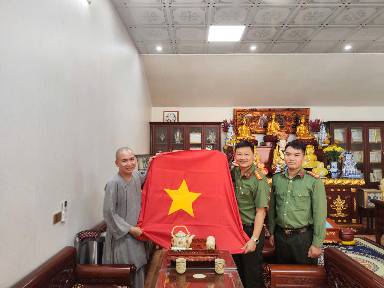 Công an xã A Sào tặng cờ Tổ quốc cho các cơ sở tôn giáo nhân dịp Quốc khánh 02/9