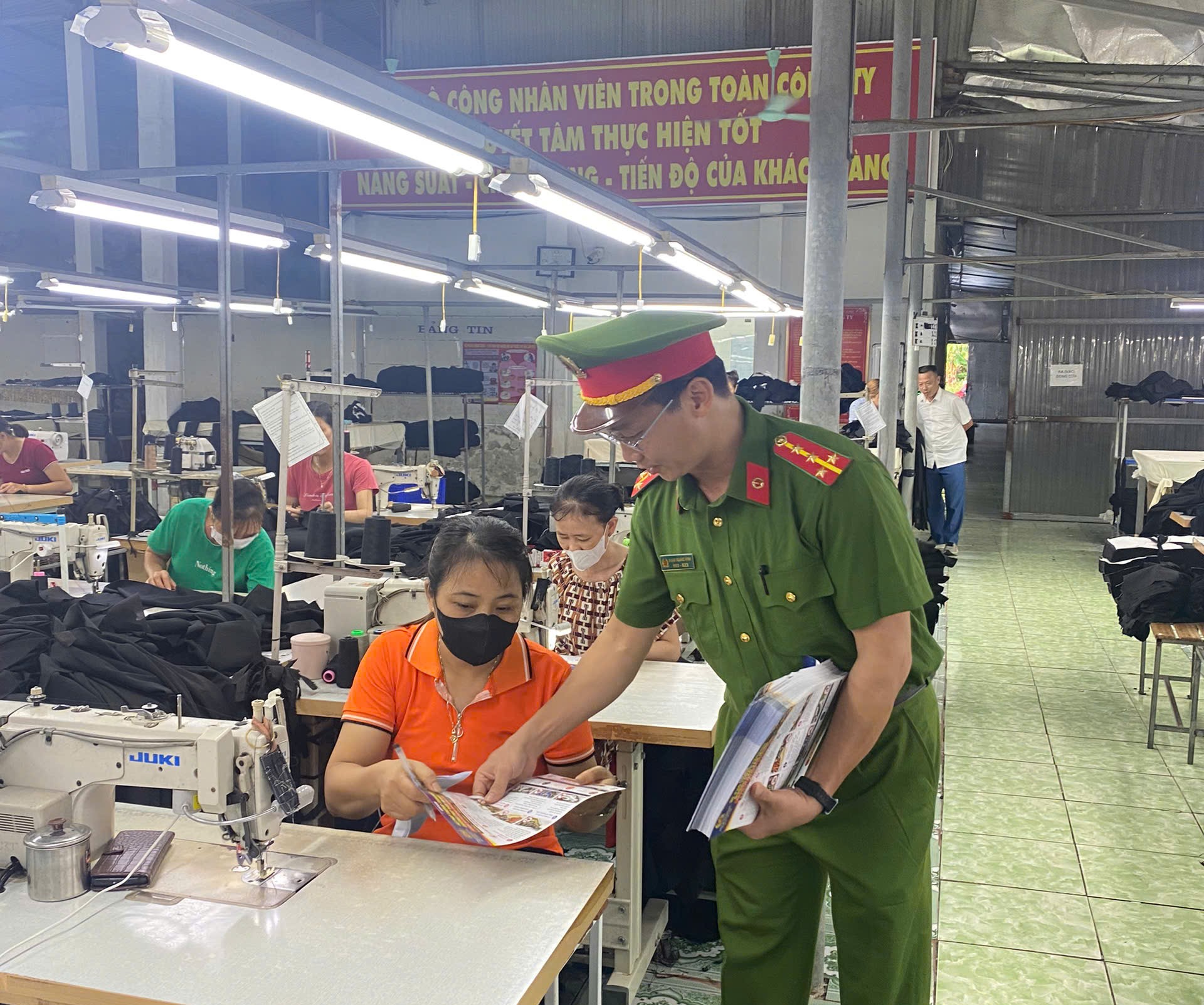 Công an xã A Sào tuyên truyền phòng ngừa lừa đảo trên không gian mạng và pháp luật về trật tự, an toàn giao thông cho công nhân Công ty May An Hiệp