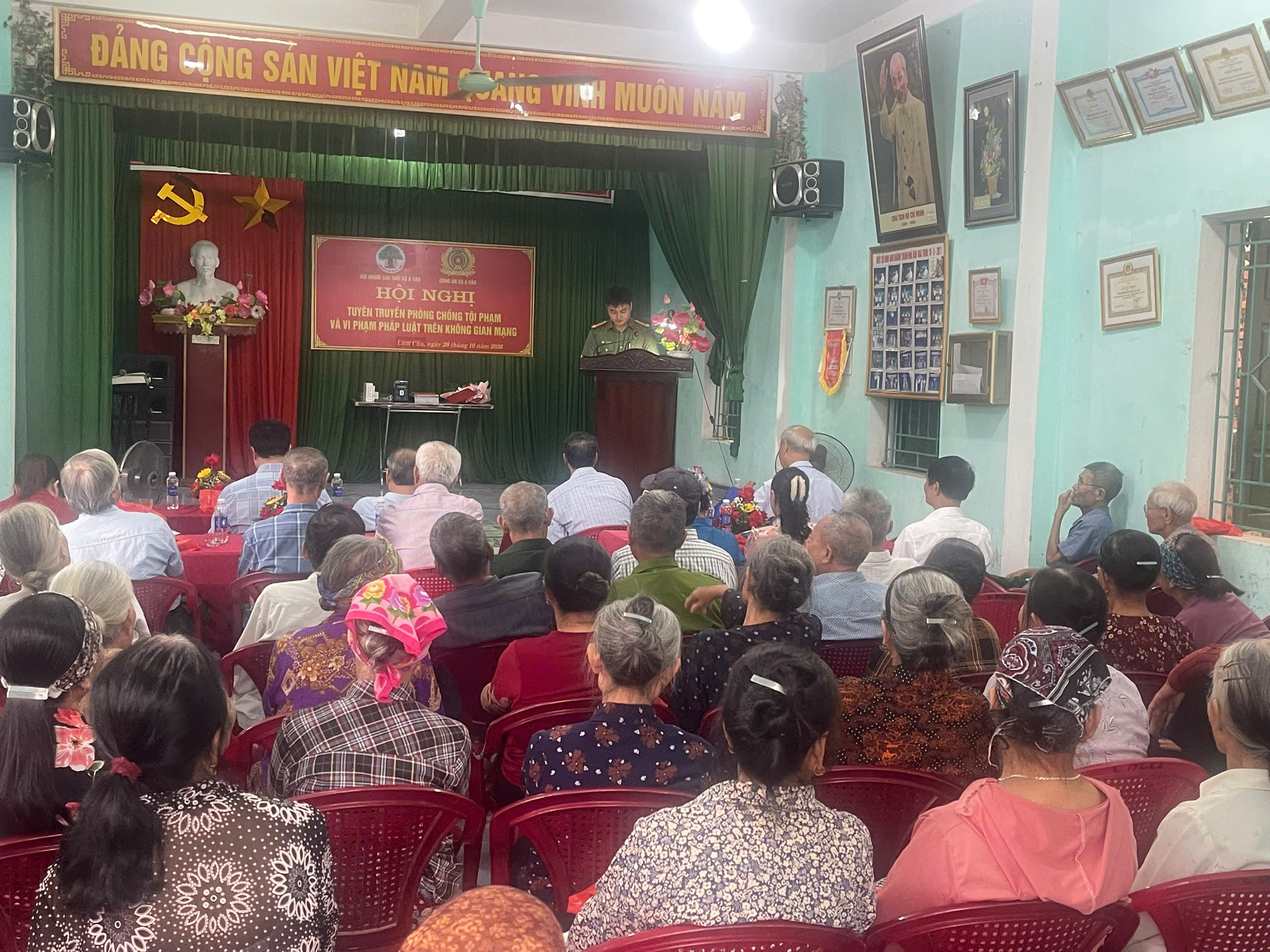 Công an xã A Sào đẩy mạnh tuyên truyền an ninh mạng, giúp người cao tuổi nâng cao cảnh giác trước các thủ đoạn lừa đảo