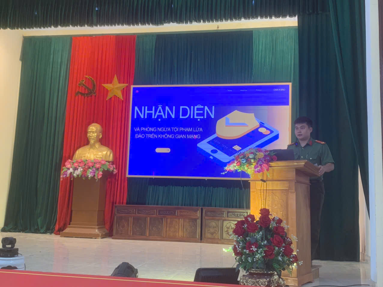Công an xã A Sào tuyên truyền, phổ biến kiến thức an ninh mạng cho các hộ kinh doanh, cá nhân kinh doanh trên địa bàn