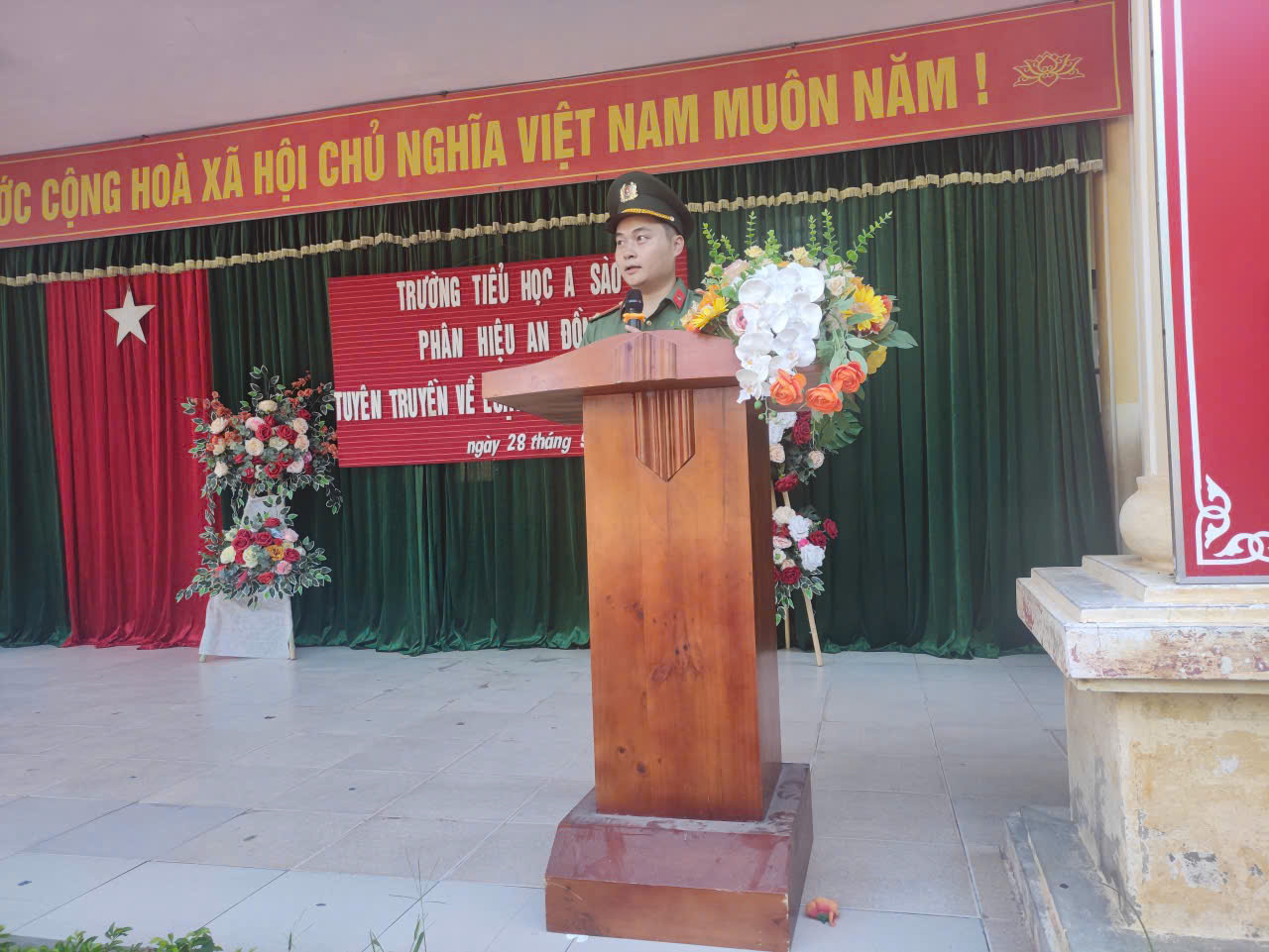 Công an xã A Sào phối hợp tuyên truyền pháp luật về an toàn giao thông và kỹ năng phòng ngừa lừa đảo trên không gian mạng cho học sinh