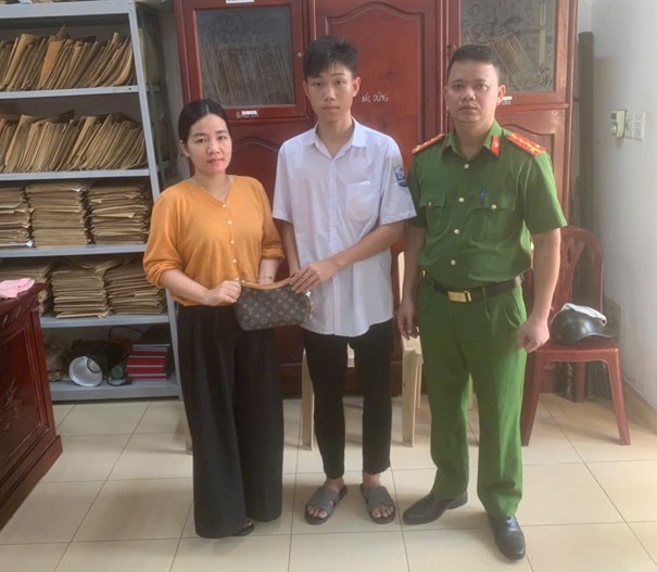 Công an xã A Sào tiếp nhận tài sản do học sinh nhặt được, tích cực xác minh, tìm người đánh rơi
