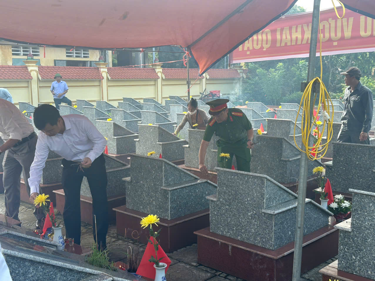 Công an xã A Sào phối hợp bảo đảm ANTT phục vụ lấy mẫu hài cốt liệt sĩ chưa xác định được thông tin tại Nghĩa trang liệt sĩ Cụm xã A Sào