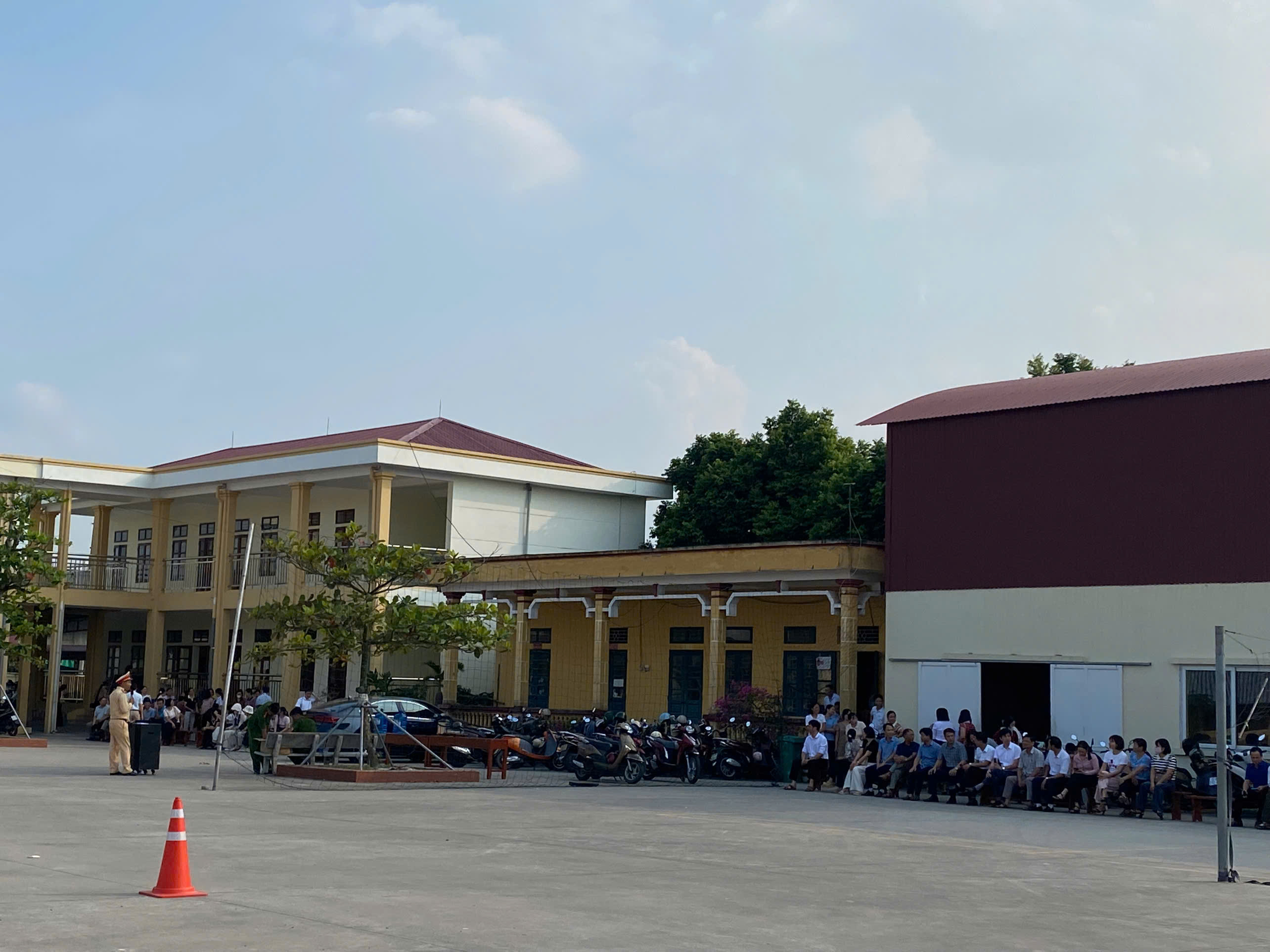 Công an xã A Sào phối hợp tổ chức tập huấn kỹ năng lái xe an toàn, tuyên truyền pháp luật về trật tự, an toàn giao thông