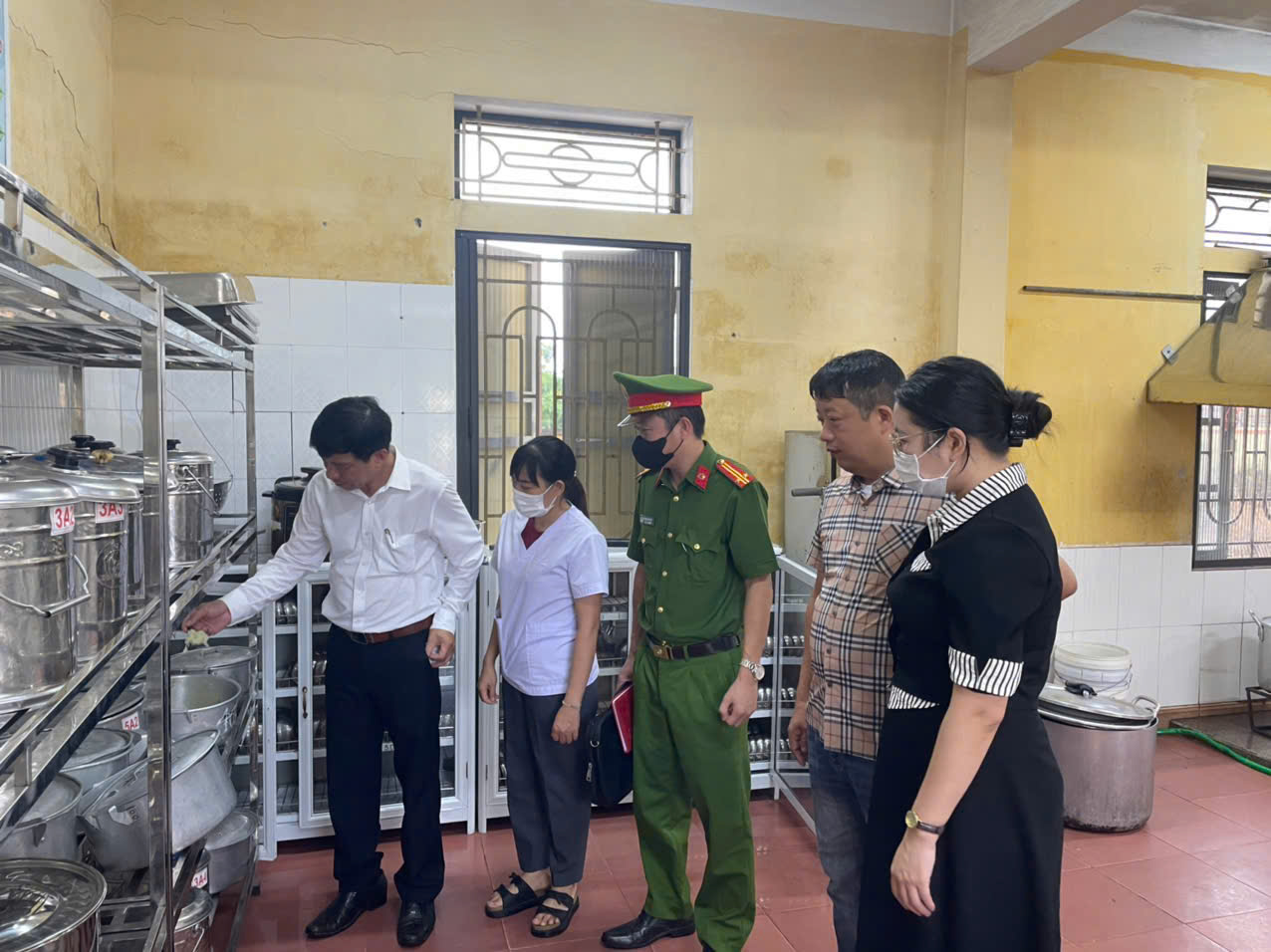 Công an xã Bắc Đông Hưng tham mưu, phối hợp tăng cường kiểm tra bảo đảm an toàn thực phẩm dịp Tết Trung thu năm 2026