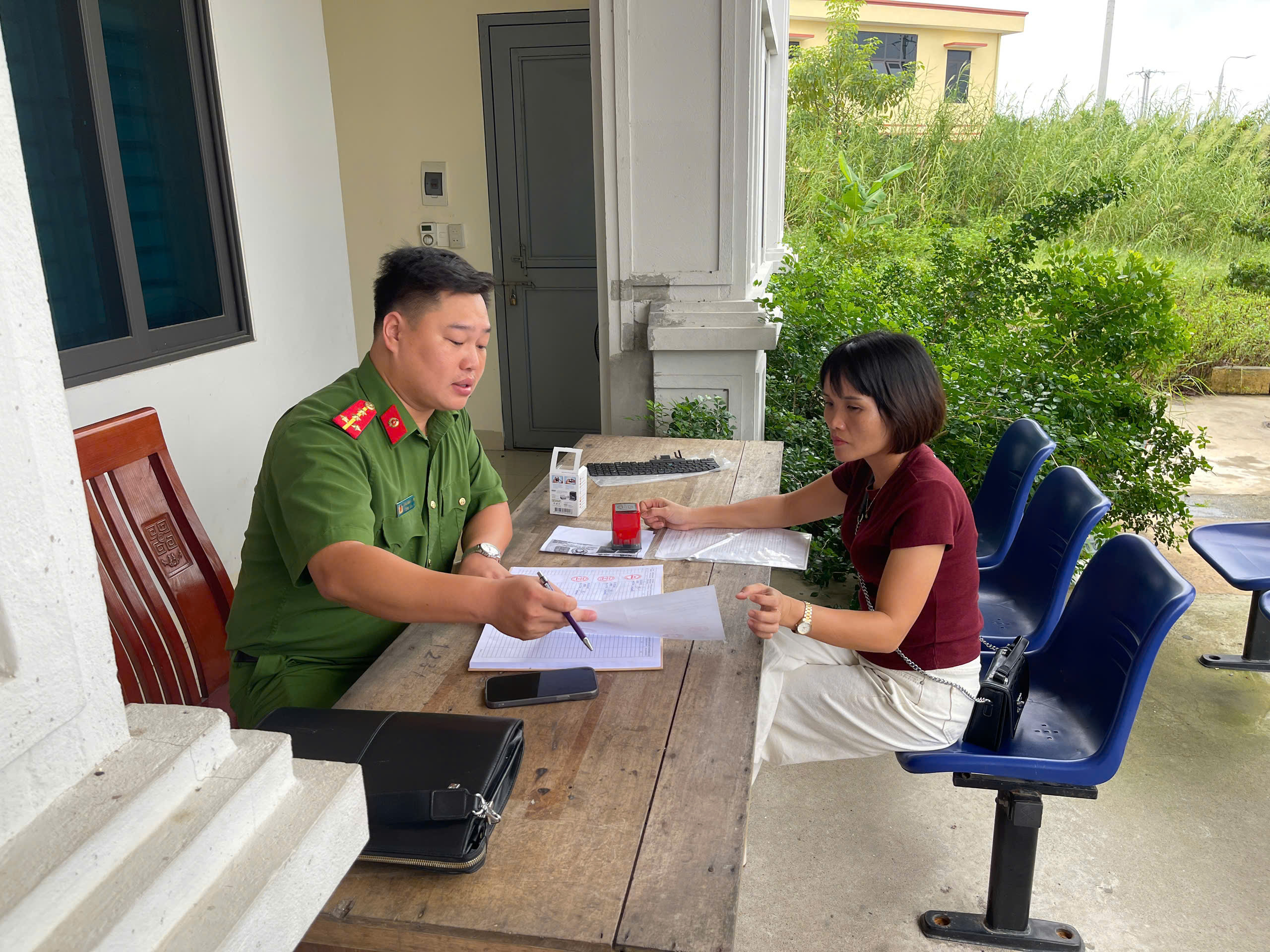 Công an xã Bắc Đông Hưng chủ động hướng dẫn, cấp con dấu, tạo thuận lợi cho cơ quan, tổ chức.