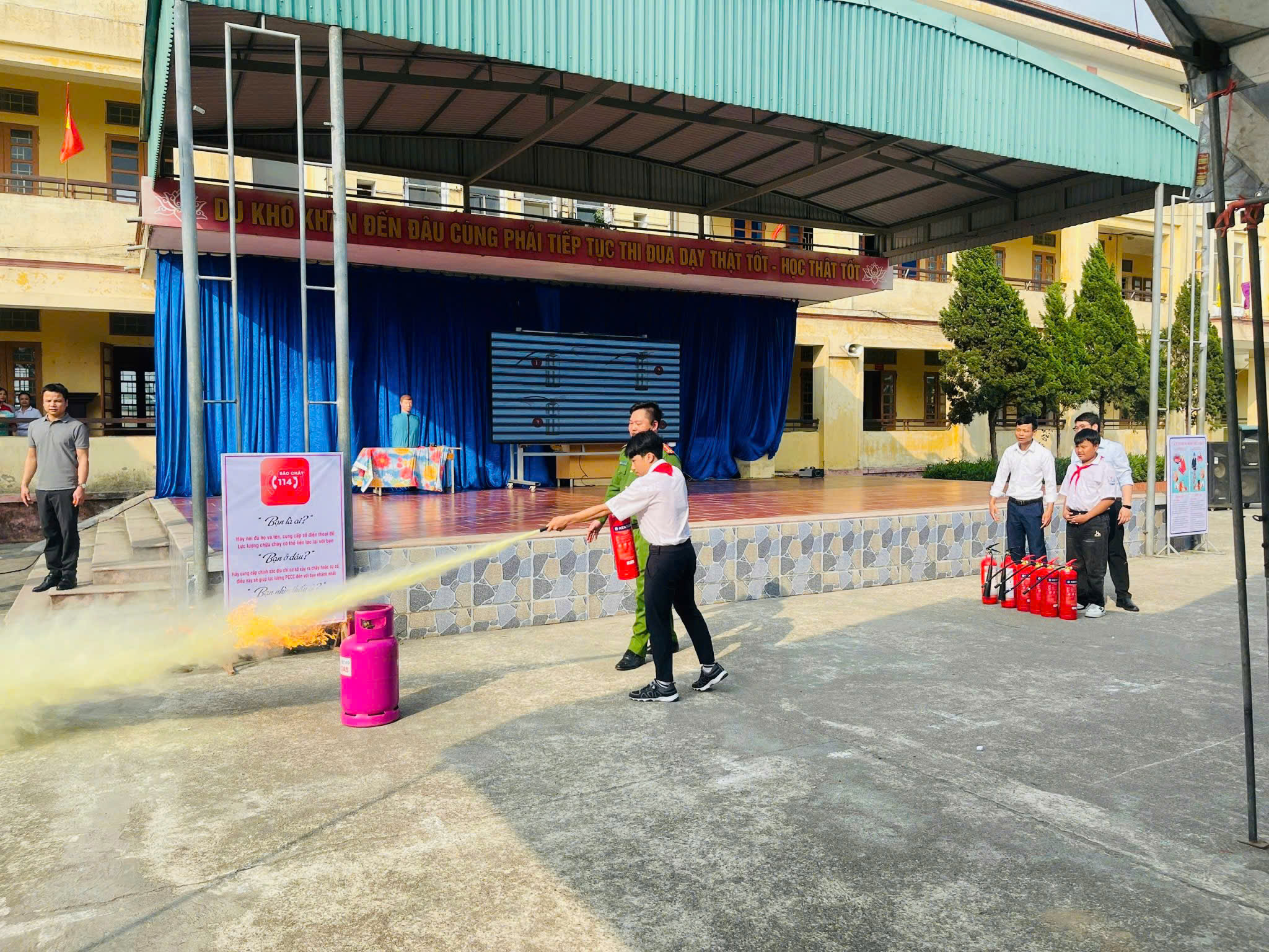 Công an xã Bắc Đông Hưng tổ chức tuyên truyền, trải nghiệm kỹ năng phòng cháy chữa cháy và cứu nạn cứu hộ tại Trường học trên địa bàn