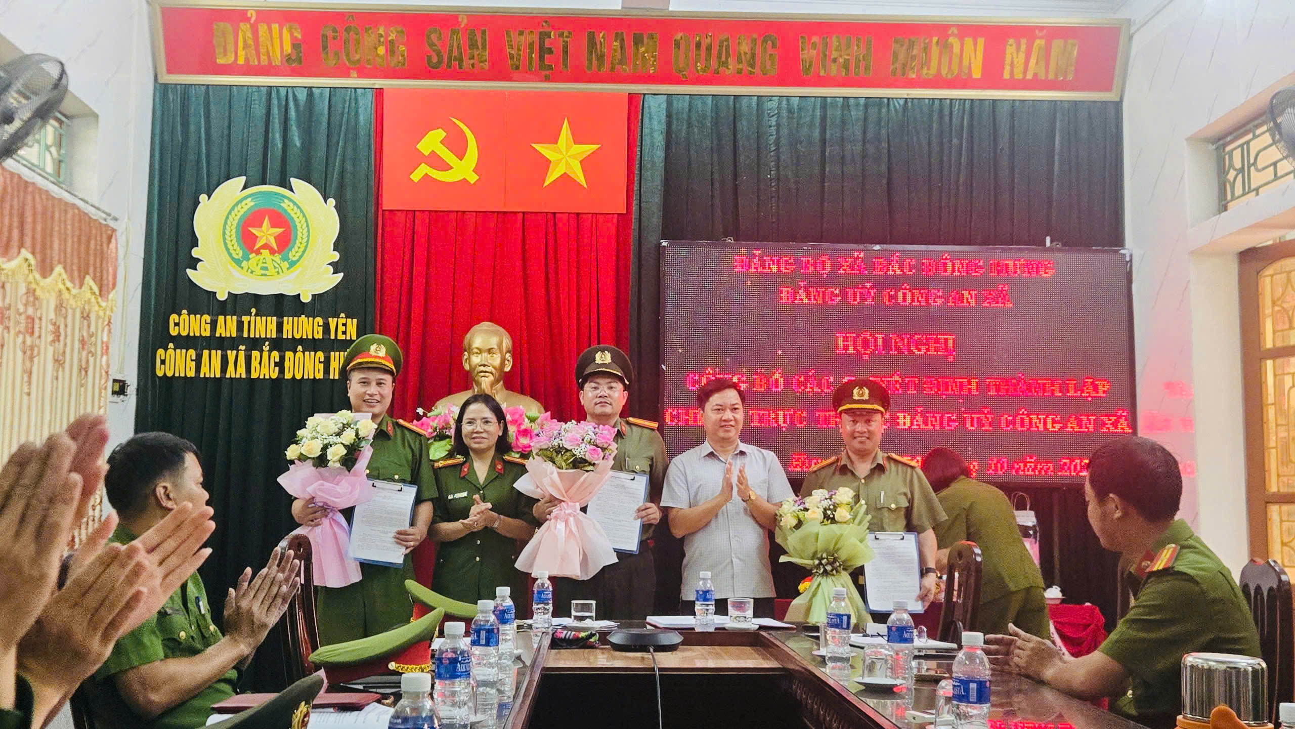 Đảng ủy Công an xã Bắc Đông Hưng công bố quyết định thành lập các Chi bộ trực thuộc và chỉ định nhân sự cấp ủy nhiệm kỳ 2025 – 2030.