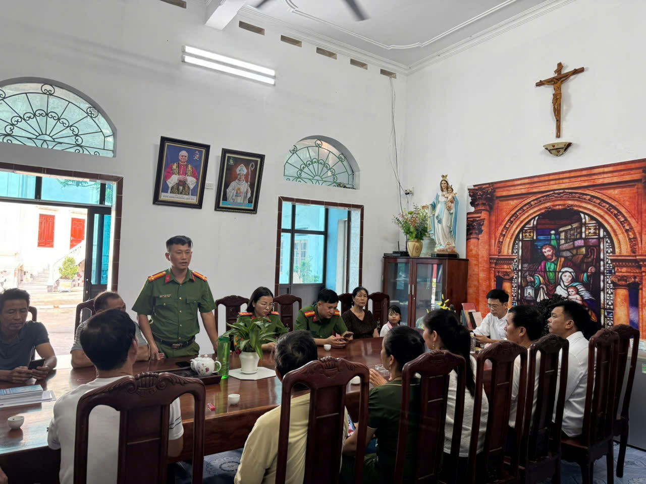 Công an xã Bắc Đông Hưng hướng dẫn bà con giáo dân tích hợp giấy tờ, thông tin trên ứng dụng VneID tại các nhà thờ đạo Công giáo.