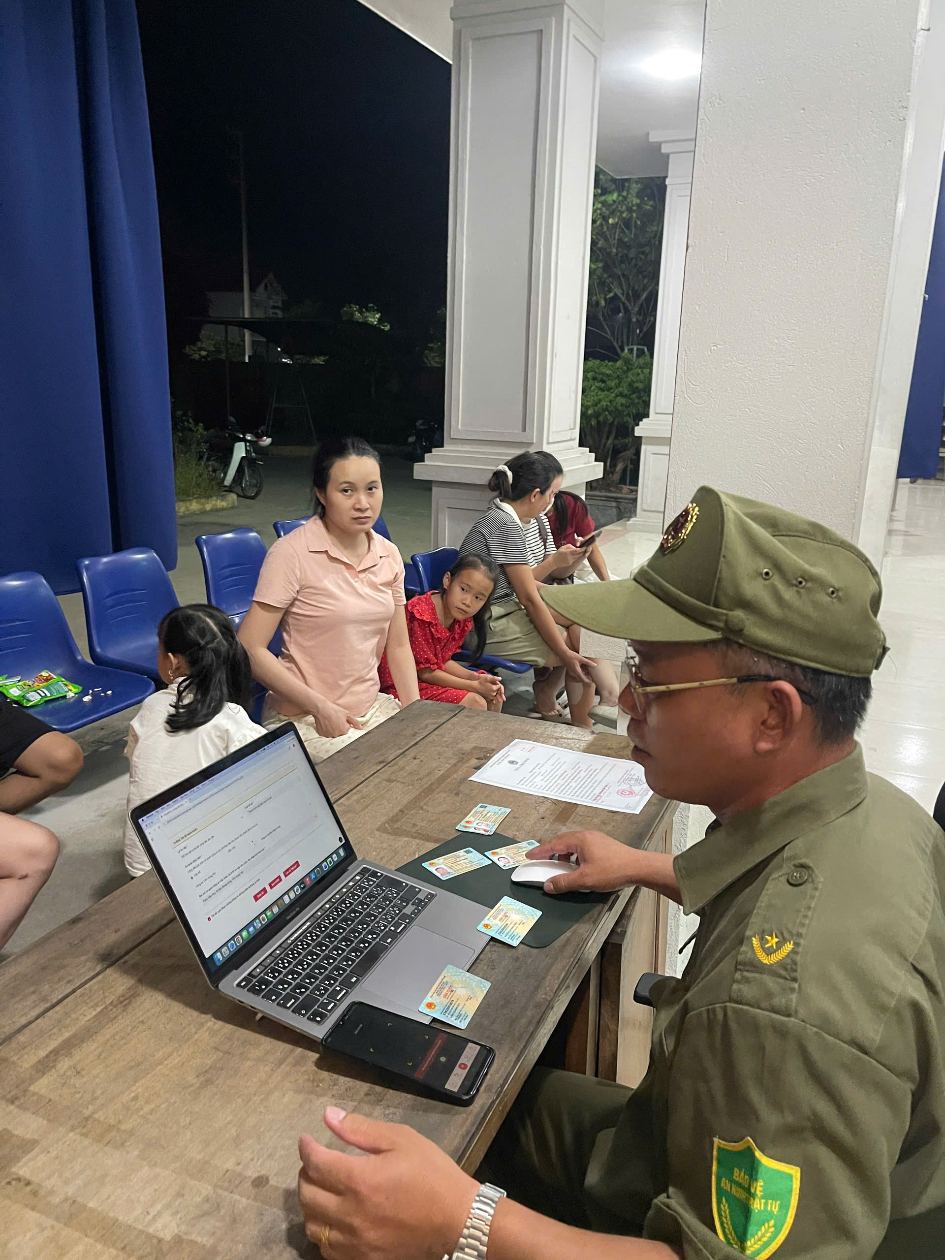 Công an xã Bắc Đông Hưng phát huy vai trò của Lực lượng tham gia bảo vệ An ninh trật tự ở cơ sở trong hỗ trợ người dân thực hiện dịch vụ công trực tuyến