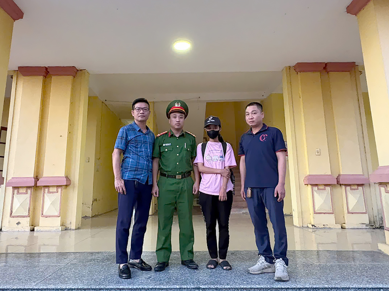 Công an xã Bắc Đông Quan hỗ trợ người phụ nữ đi lạc tìm được người thân