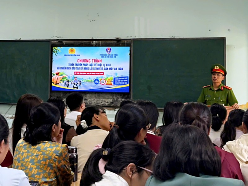 Công an xã Bắc Đông Quan phối hợp Trạm Cảnh sát giao thông Cầu Nghìn tuyên truyền, tập huấn kỹ năng lái xe mô tô, xe gắn máy an toàn