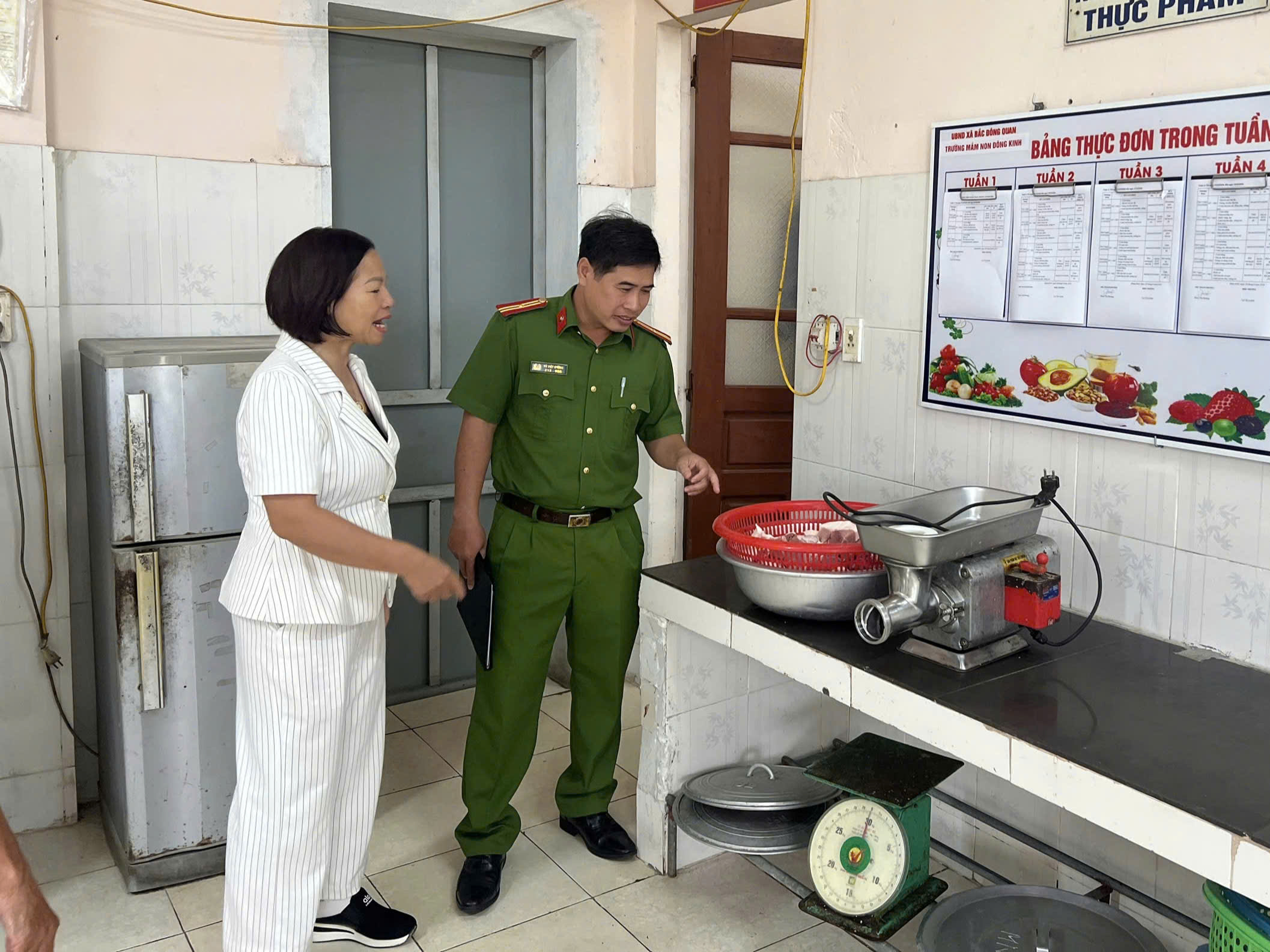 Công an xã Bắc Đông Quan kiểm tra an toàn, vệ sinh thực phẩm tại các bếp ăn tập thể