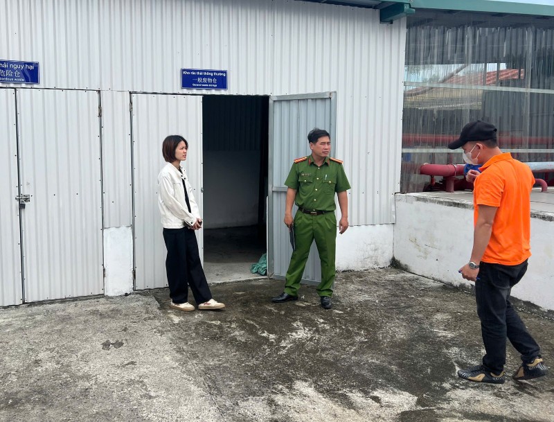 Công an xã Bắc Đông Quan kiểm tra, hướng dẫn công tác thu gom, tập kết và xử lý chất thải tại các doanh nghiệp