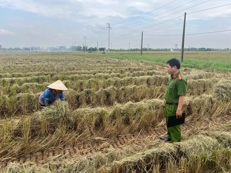 Công an xã Bắc Đông Quan phối hợp với cơ sở thôn tuyên truyền, vận động người dân không đốt rơm rạ sau thu hoạch