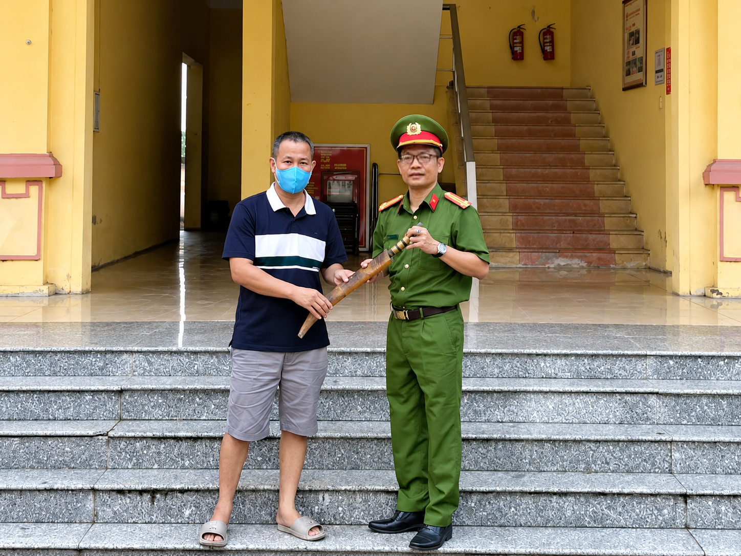 Công an xã Bắc Đông Quan vận động người dân tự nguyện giao nộp vũ khí