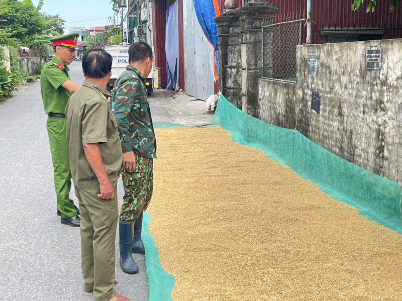 Công an xã Bắc Đông Quan tăng cường tuyên truyền, bảo đảm an toàn giao thông trong mùa thu hoạch