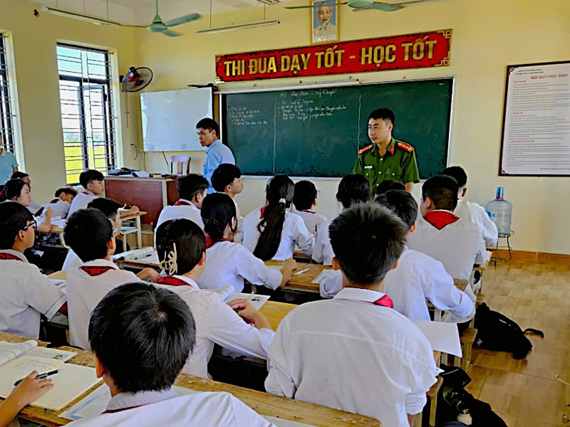 Công an xã Bắc Đông Quan kiểm tra đột xuất, bảo đảm an ninh học đường