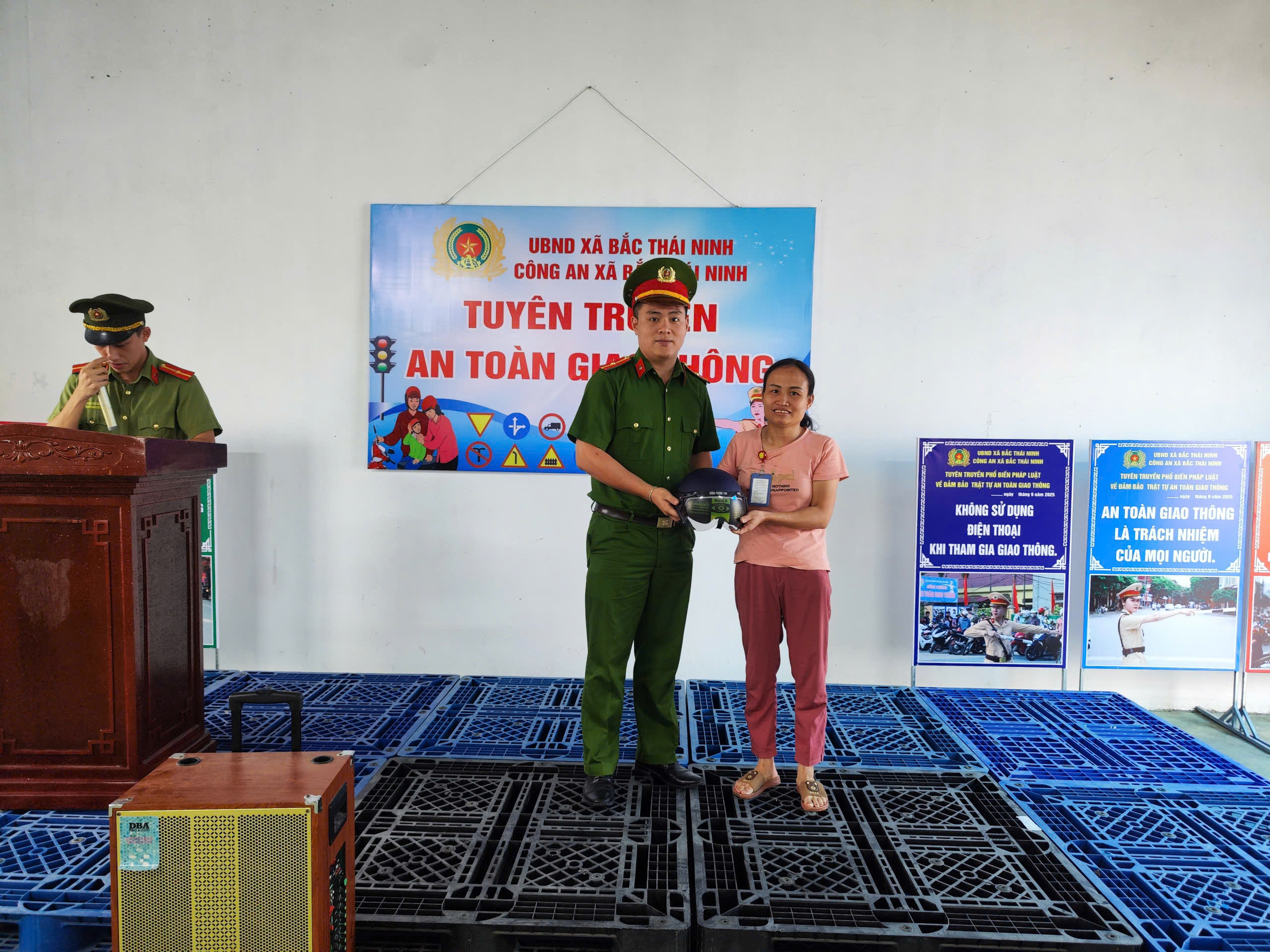Công an xã Bắc Thái Ninh: Tổ chức tuyên truyền, phổ biến giáo dục pháp luật về trật tự an toàn giao thông tại Công ty TNHH May mặc Premium