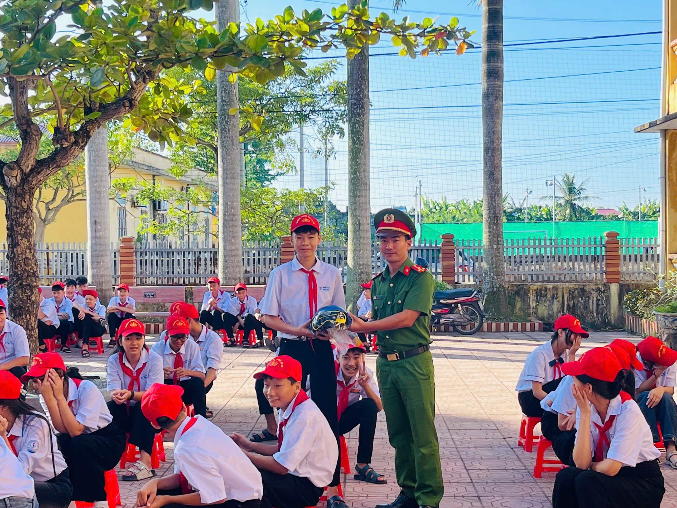 Công an xã Bắc Thái Ninh tuyên truyền pháp luật về trật tự, an toàn giao thông cho học sinh