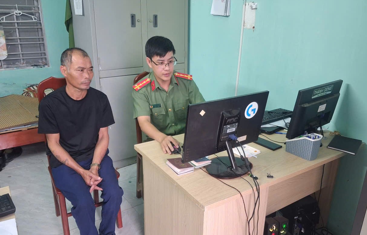 Công an xã Bắc Thụy Anh hỗ trợ, hướng dẫn công dân thực hiện thủ tục khai báo tạm trú cho người nước ngoài.