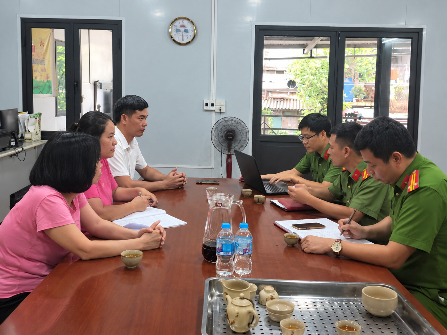 Công an xã Bắc Thụy Anh kiểm tra việc chấp hành quy định pháp luật tại Chi nhánh Công ty TNHH Thương mại xuất nhập khẩu Hồng Đạt