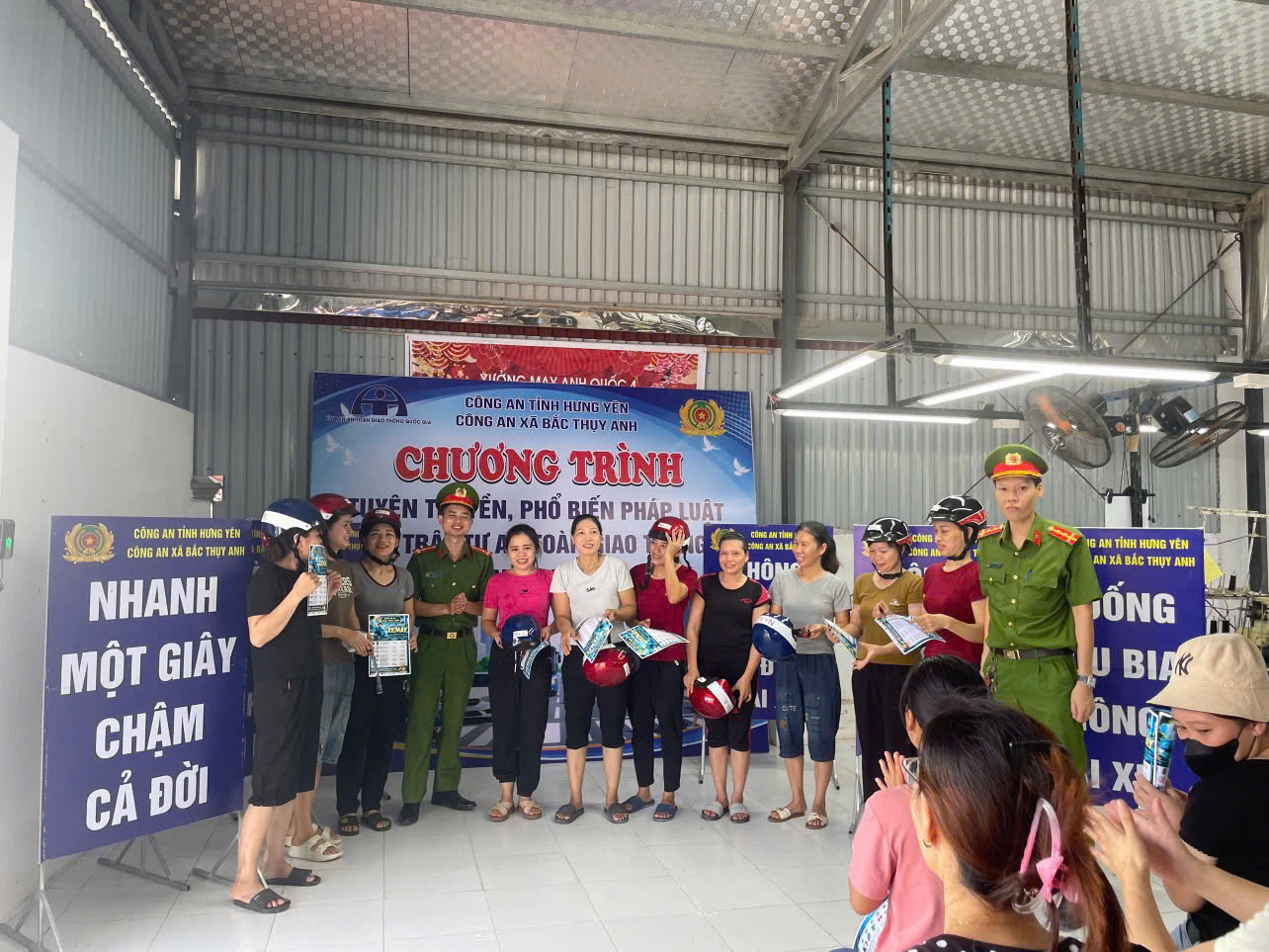 Công an xã Bắc Thuỵ Anh tuyên truyền, phổ biến pháp luật về trật tự, an toàn giao thông tại Công ty may Anh Quốc
