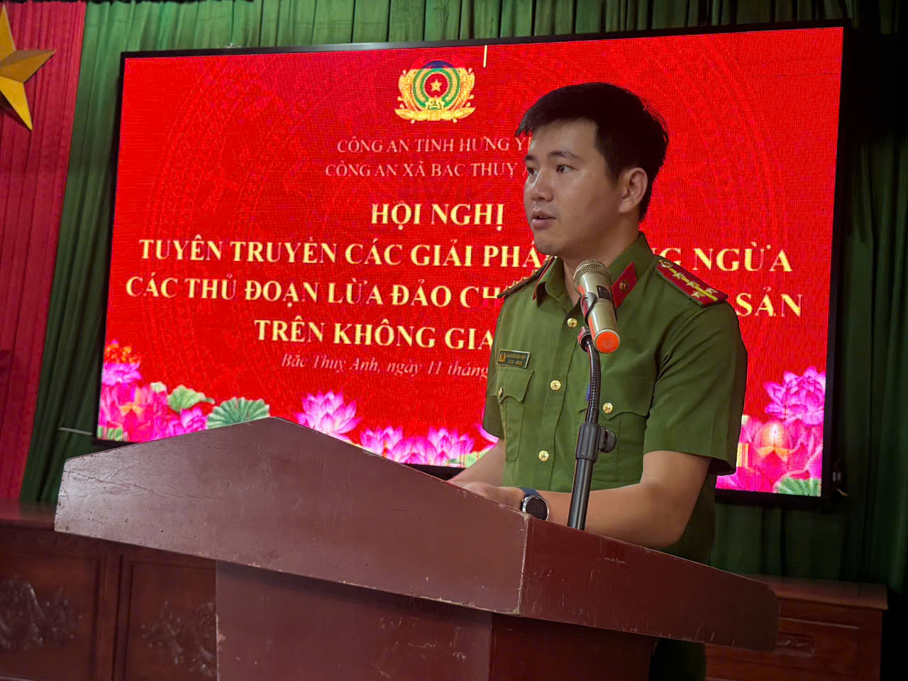 Công an xã Bắc Thụy Anh tuyên truyền phòng ngừa lừa đảo, chiếm đoạt tài sản trên không gian mạng tại thôn Tây Thụy Việt