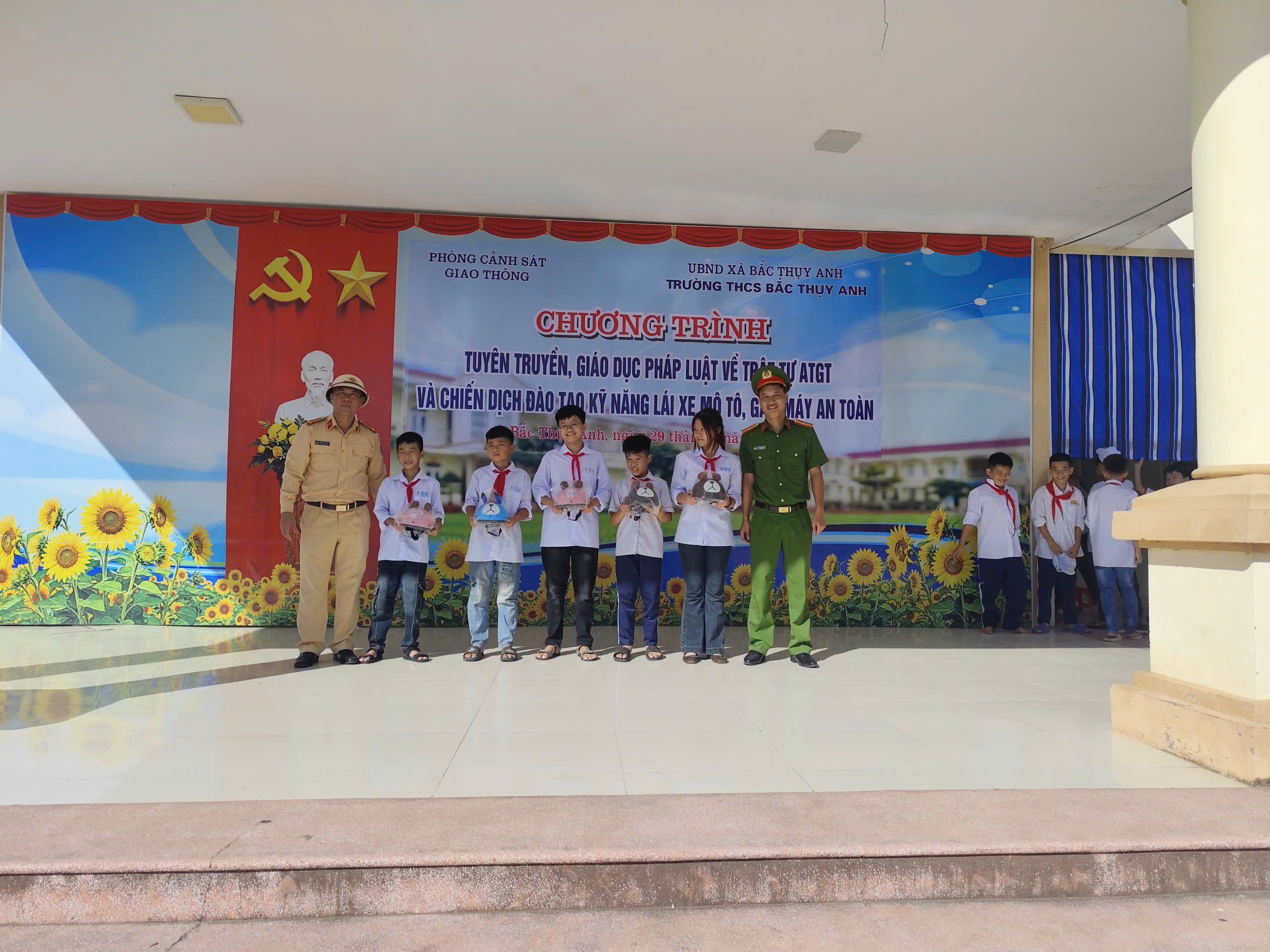 Công an xã Bắc Thụy Anh phối hợp tuyên truyền, phổ biến pháp luật và hướng dẫn kỹ năng tham gia giao thông an toàn tại trường học trên địa bàn xã.