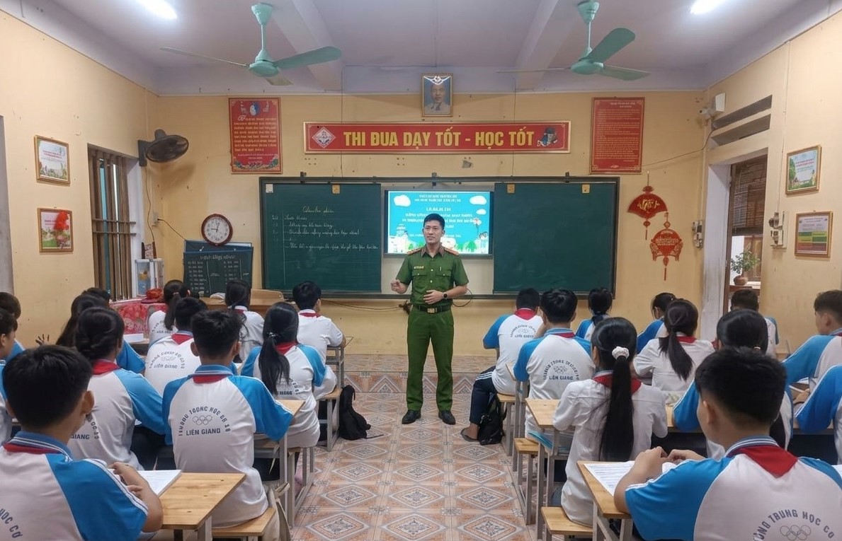 Công an xã Bắc Tiên Hưng tổ chức tuyên truyền an toàn giao thông, an ninh học đường tại trường học