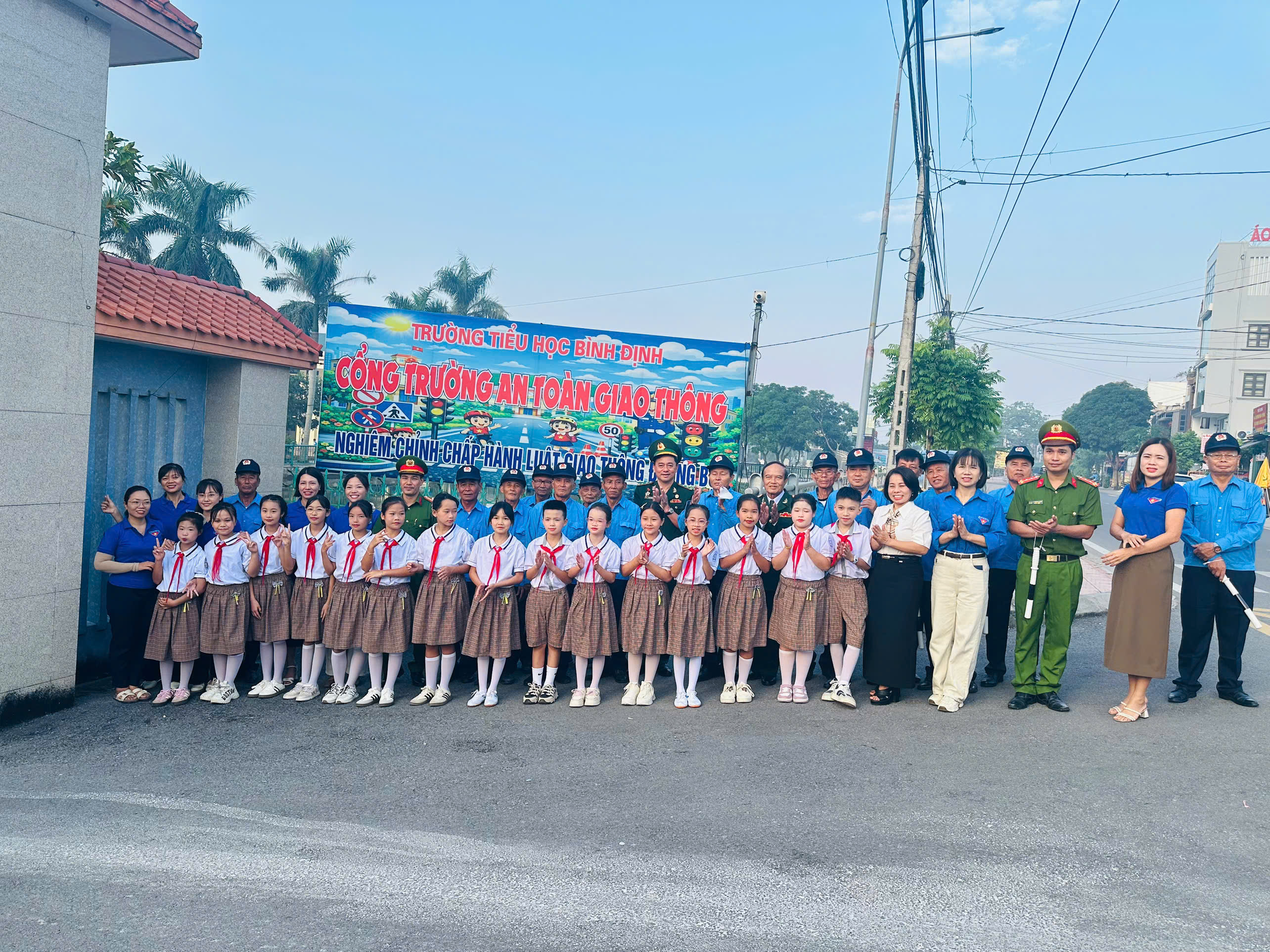 Công an xã Bình Định: Phối hợp ra mắt mô hình “Tổ an toàn giao thông tự quản cổng trường học”