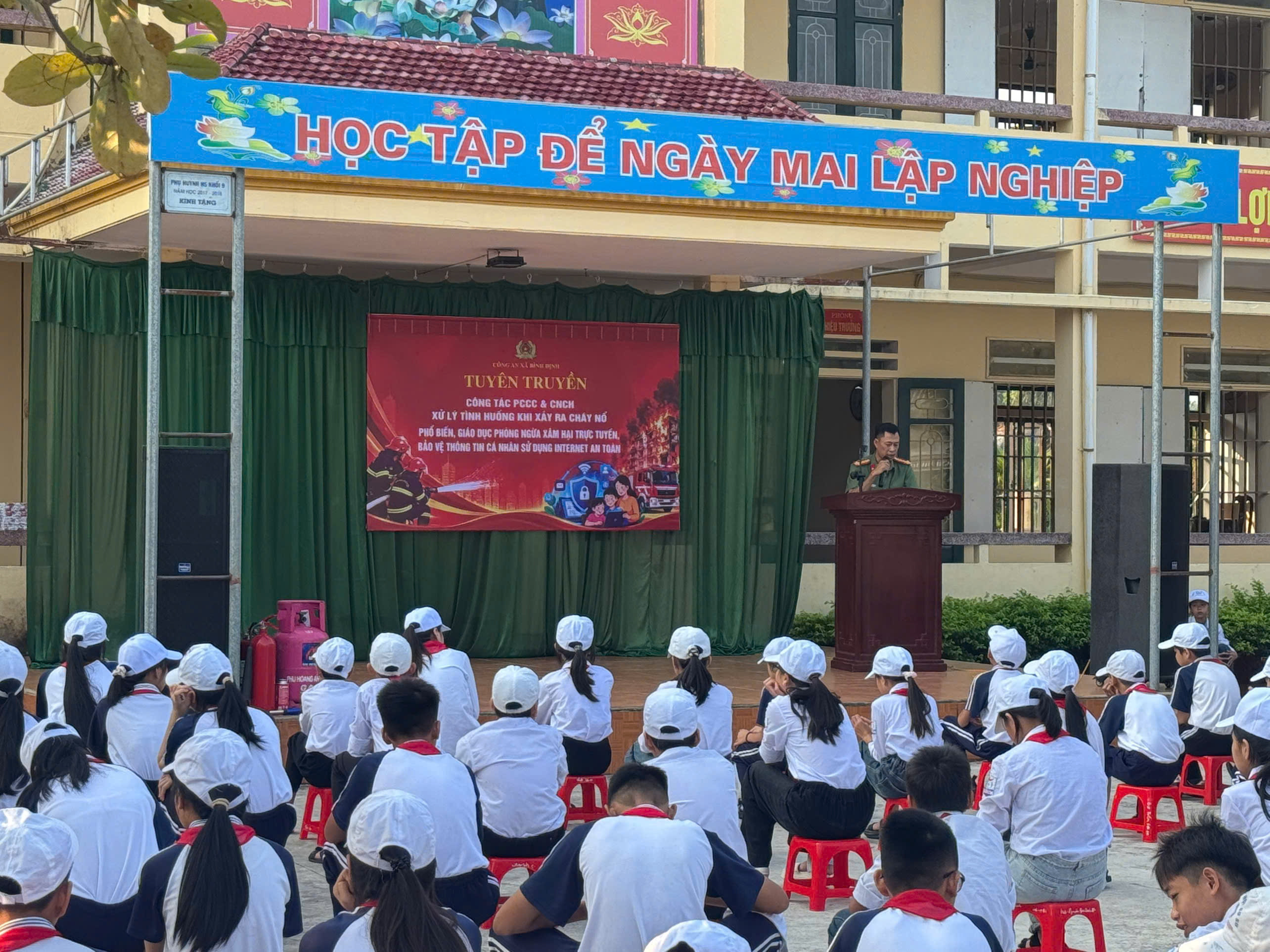 Công an xã Bình Định phối hợp tổ chức tuyên truyền, trải nghiệm và thực hành kỹ năng PCCC&CNCH tại Trường THCS xã Bình Định