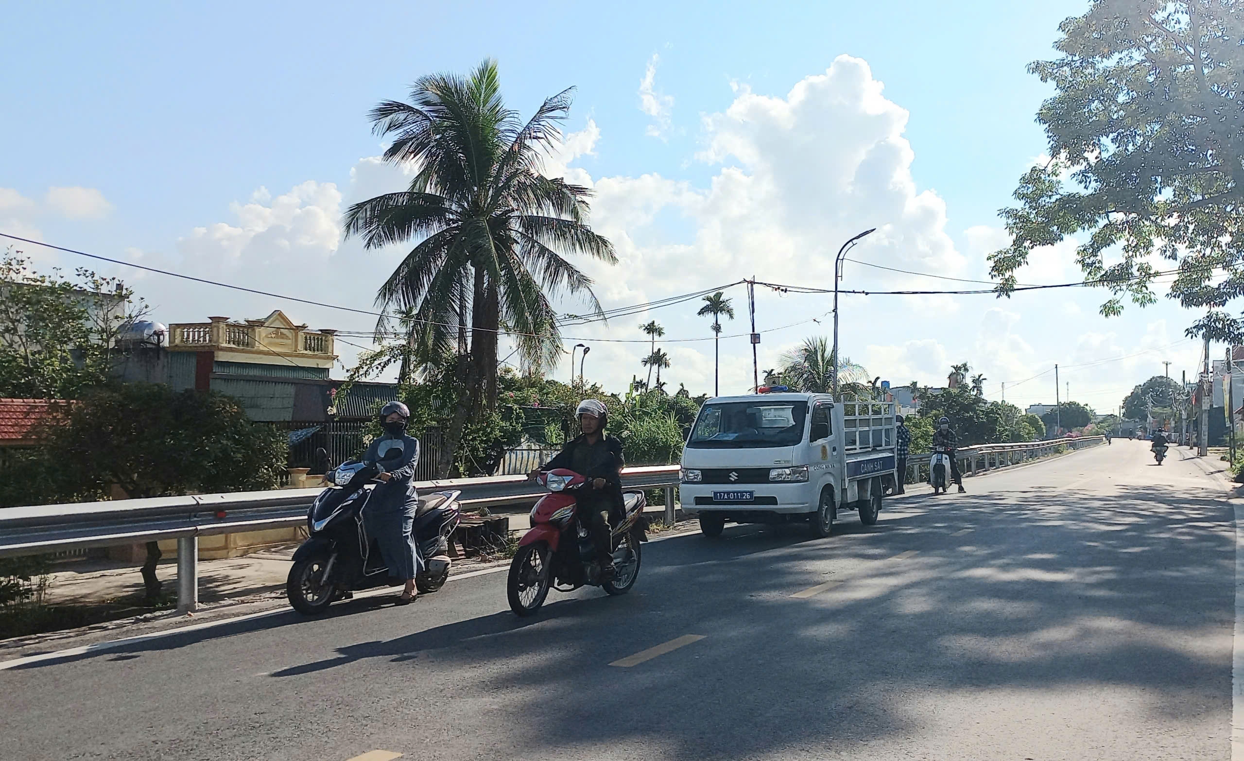 Công an xã Bình Định: Phối hợp ra quân cao điểm giải tỏa, xử lý vi phạm hành lang an toàn giao thông, thủy lợi và đê điều