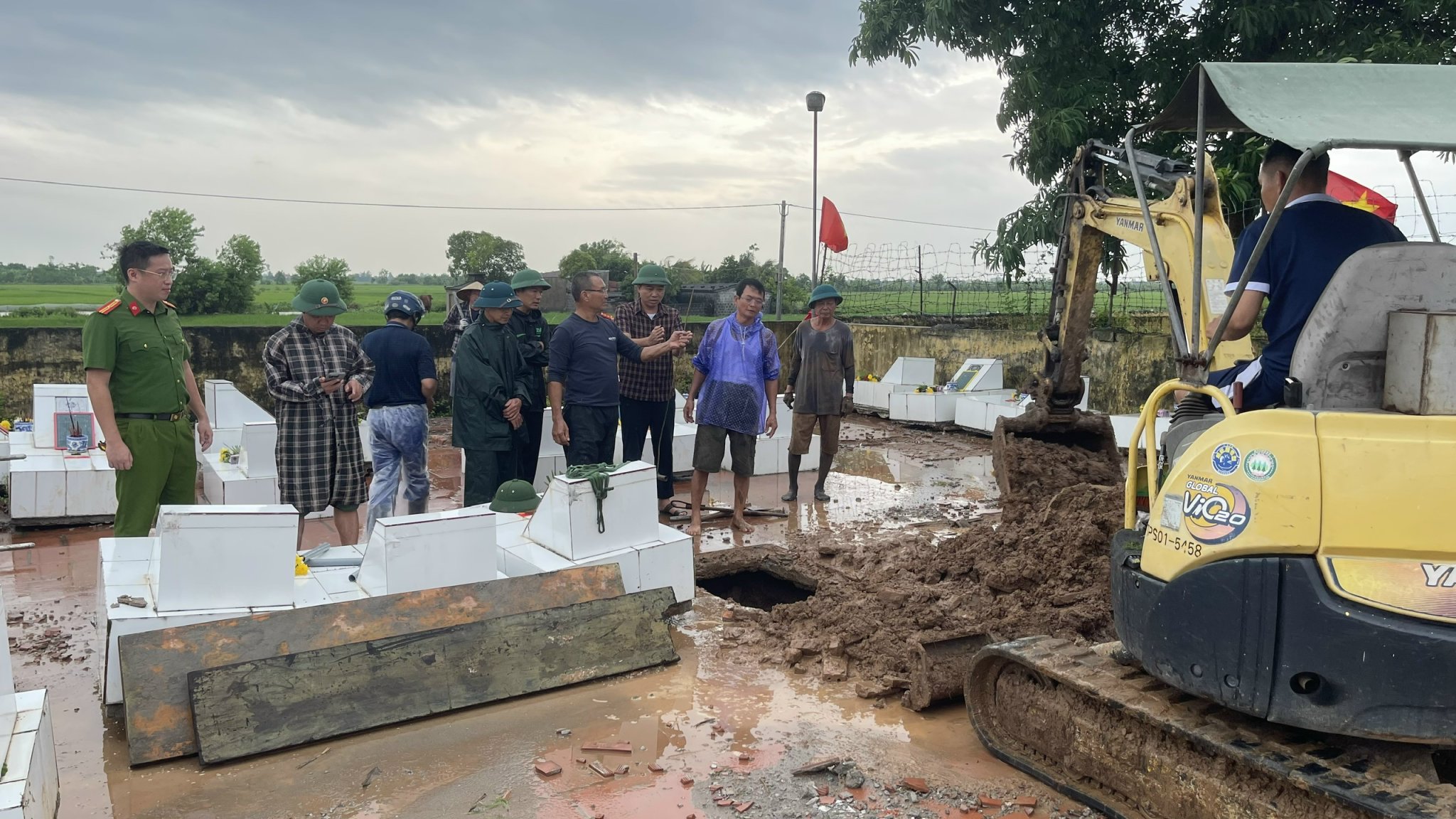 Công an xã Bình Nguyên bảo đảm an ninh, trật tự phục vụ công tác lấy mẫu ADN tại nghĩa trang liệt sĩ An Bình