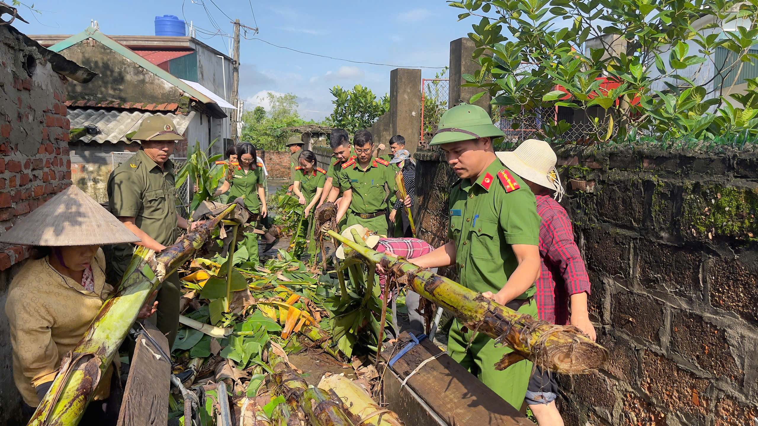 Công an xã Bình Nguyên tiếp sức xây nhà cho hộ nghèo.