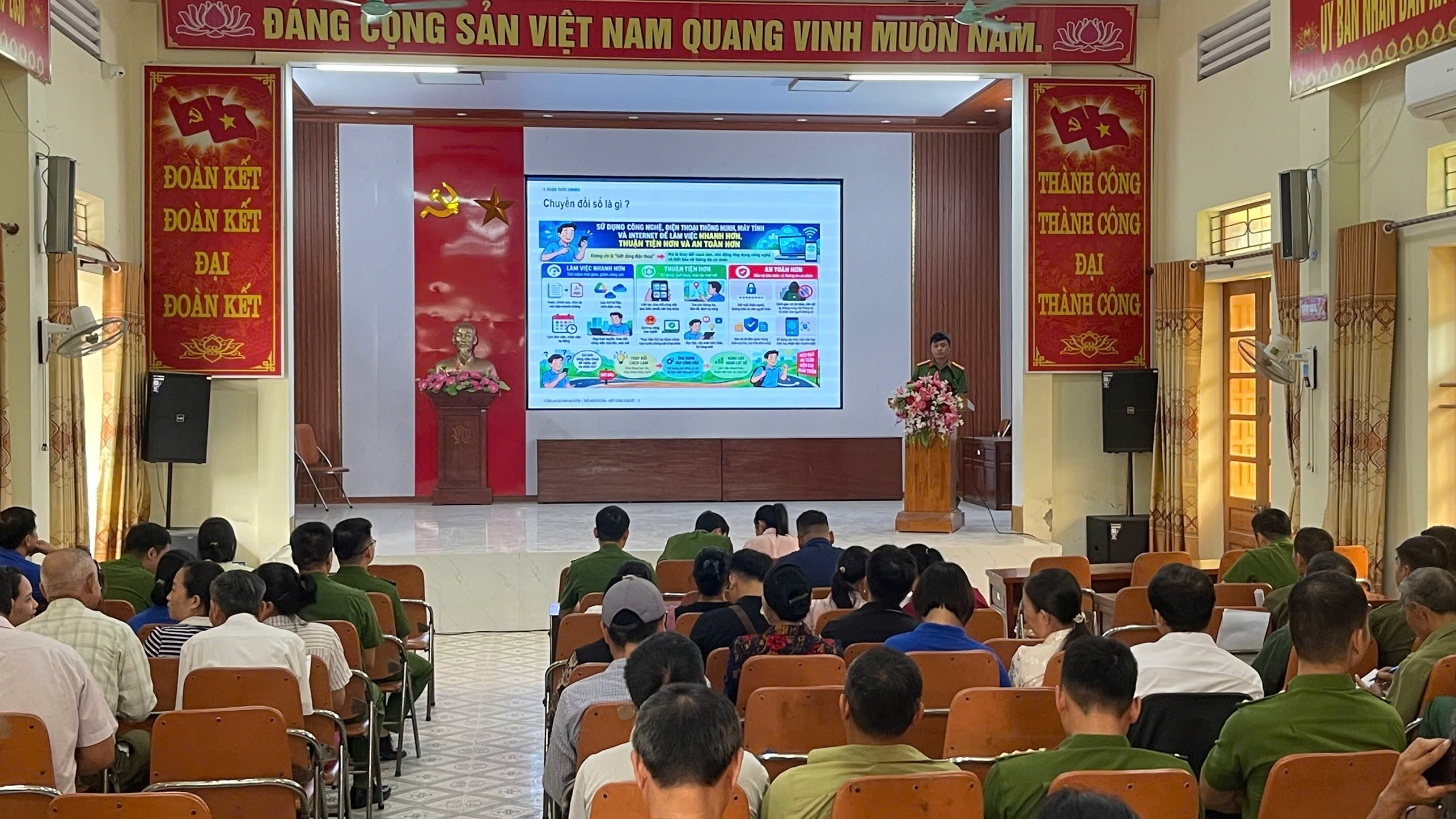 Công an xã Bình Nguyên tuyên truyền kỹ năng số cơ bản cho các Tổ Công nghệ số cộng đồng